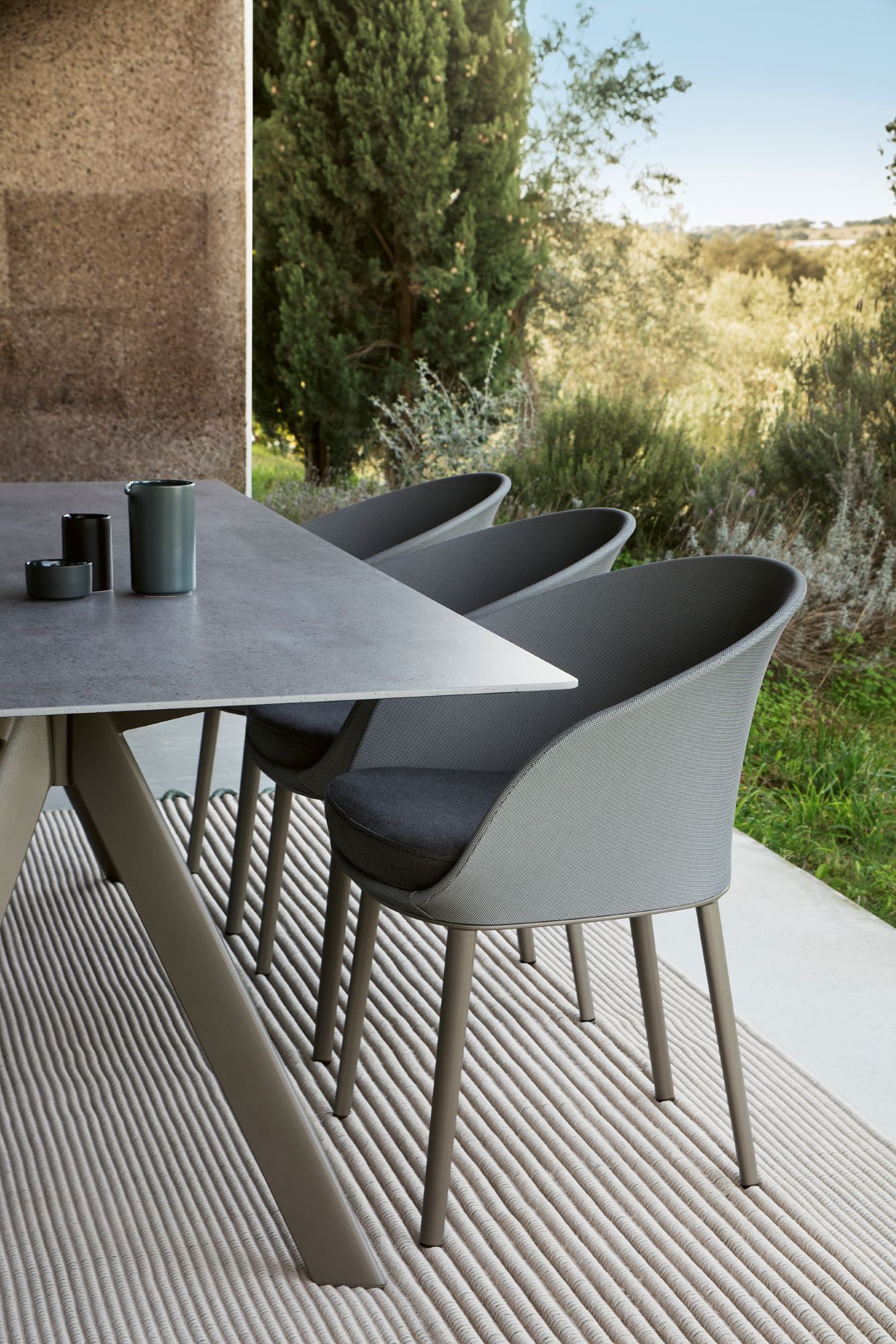 Table de repas modulable et fine en aluminium de la collection Atrivm par Expormim à Cannes