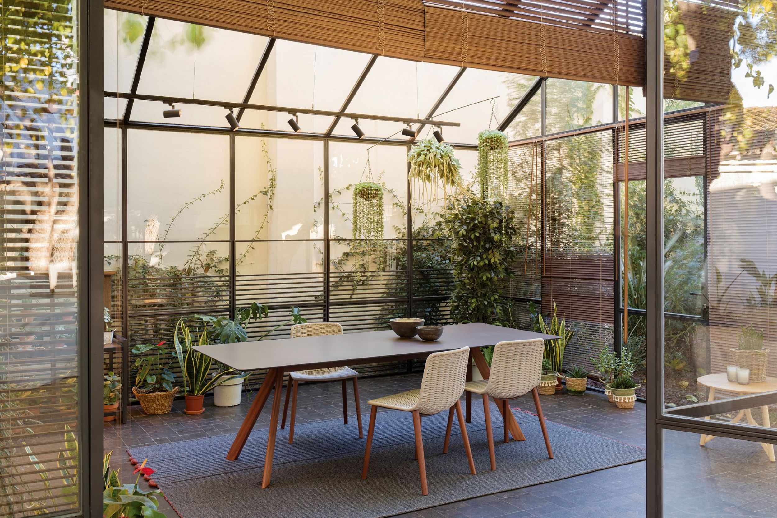 table rectangulaire en aluminium thermolaqué Atrivm par Expormim à Grenoble