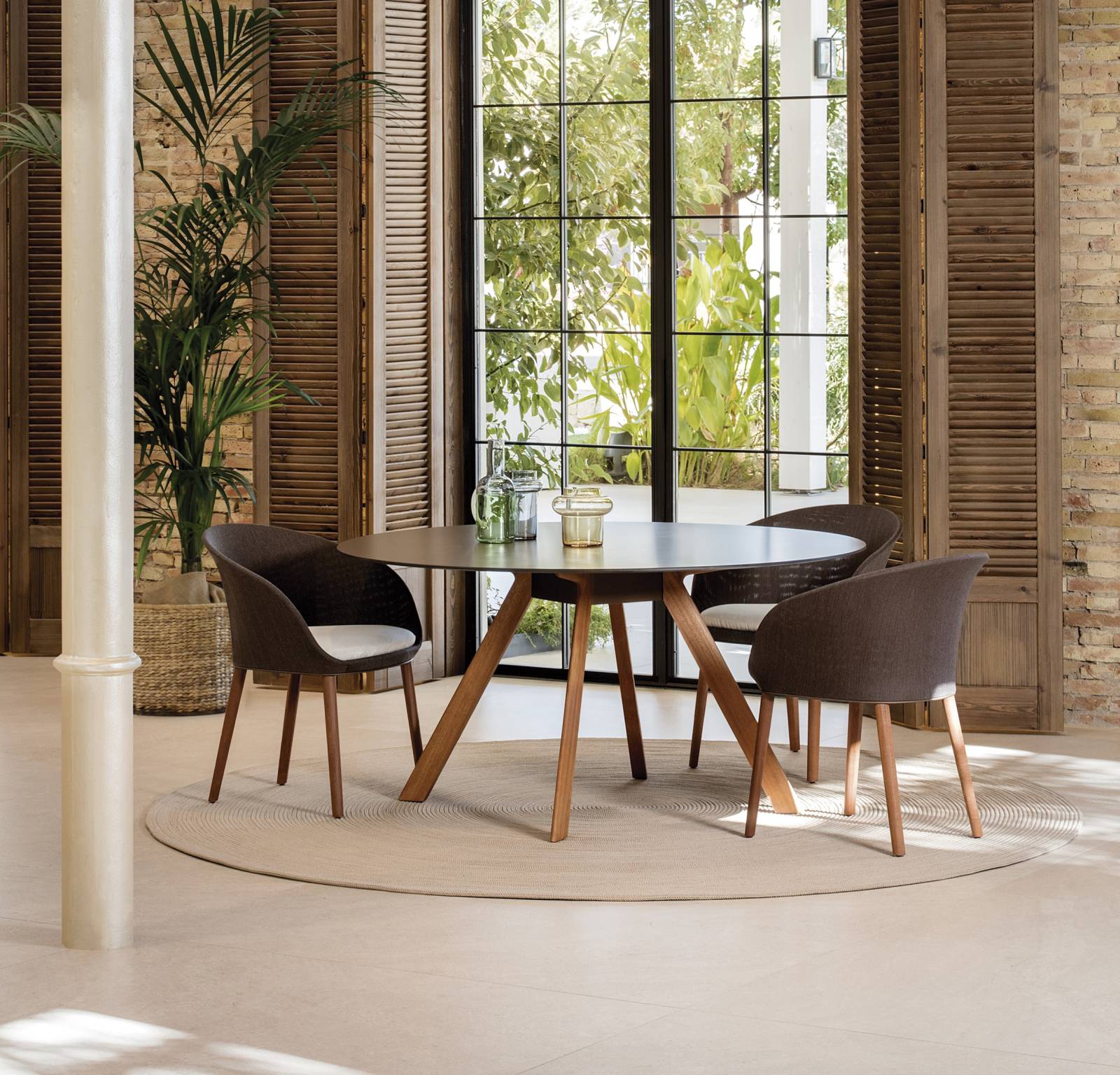Table ronde de repas design, avec pieds croisés, collection Atrivm par Expormim à Saint-Tropez  