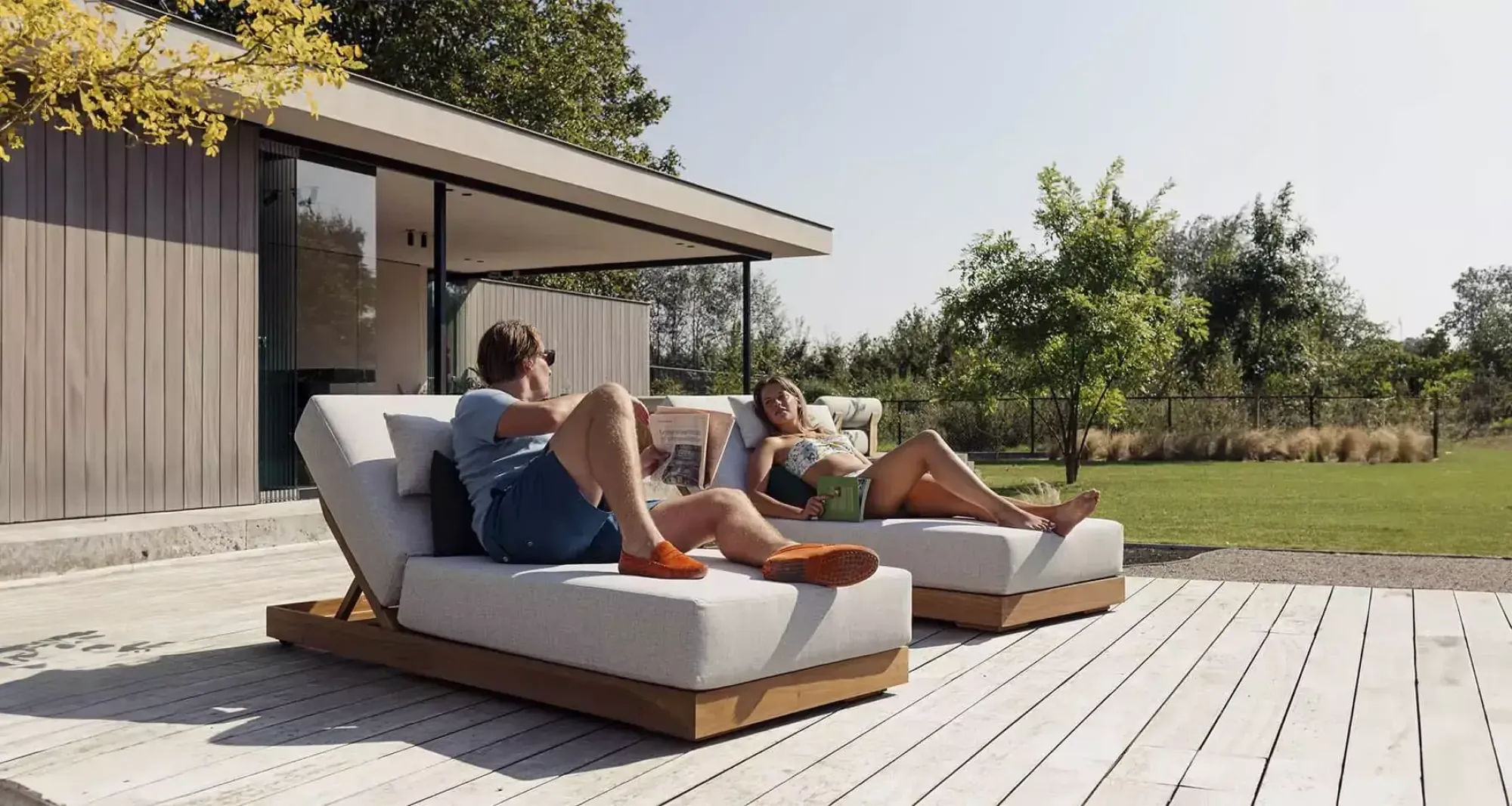 Bain de soleil confortable en teck avec matelas épais, collection Kos