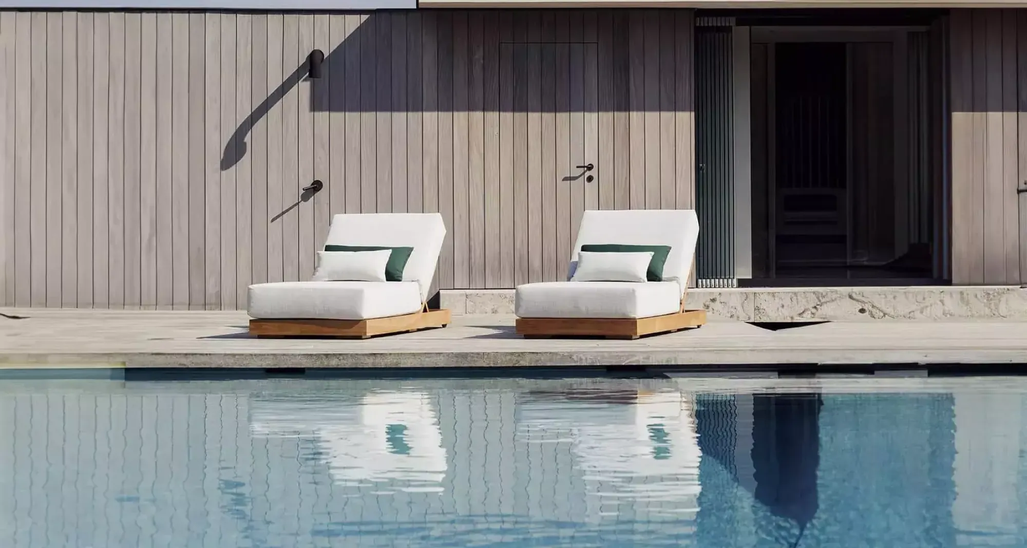 Bain de soleil confortable en teck avec matelas épais, collection Kos