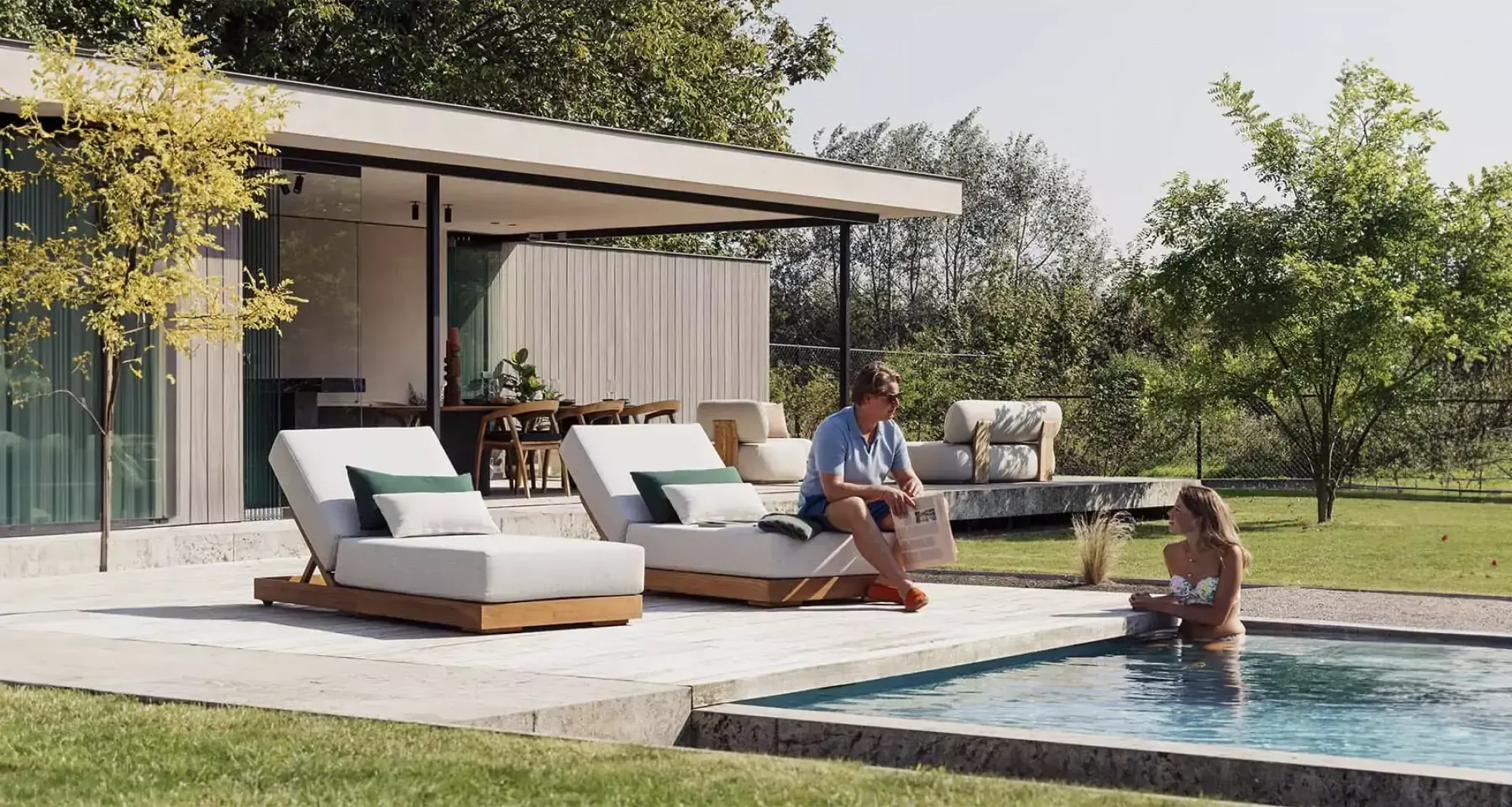 Bain de soleil confortable en teck avec matelas épais, collection Kos