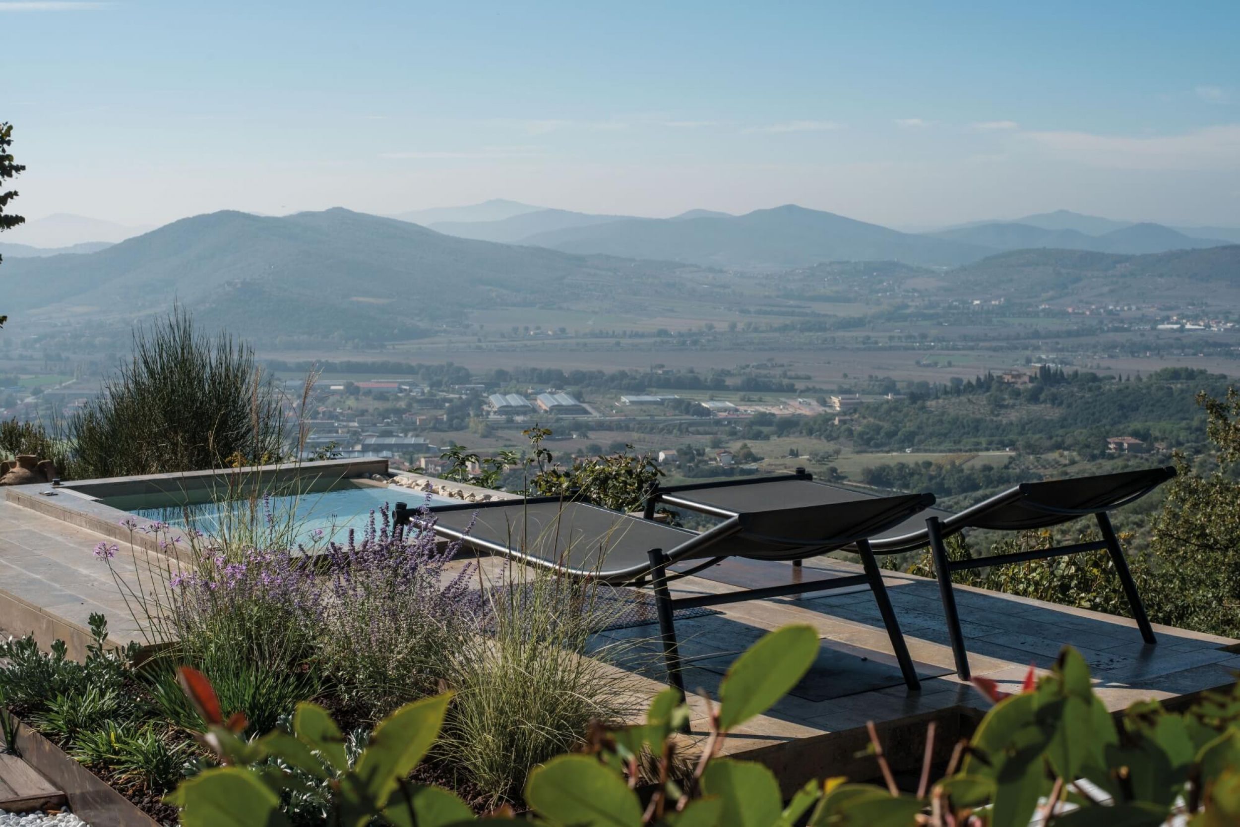 Transat simple aux lignes épurées en aluminium thermolaqué collection Terramare par Emu à Vence