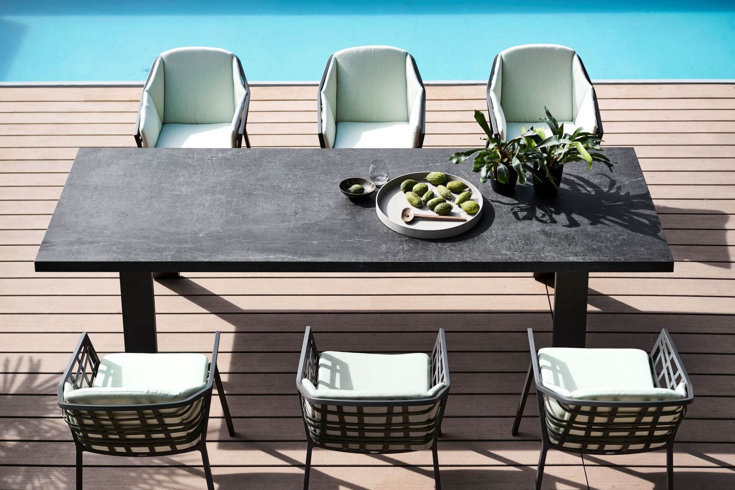 Table de repas avec plateau en Dekton noir de la collection Timber par Solpuri à Antibes