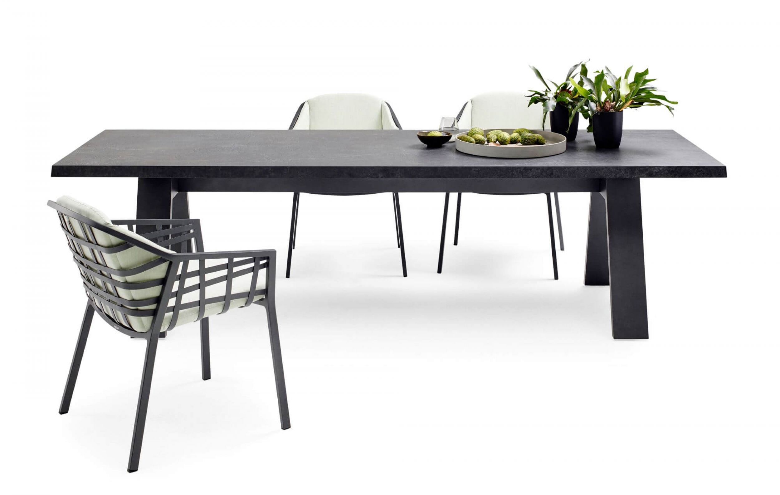 Packshot Table de repas en noir de la collection Timber par Solpuri à Strasboug