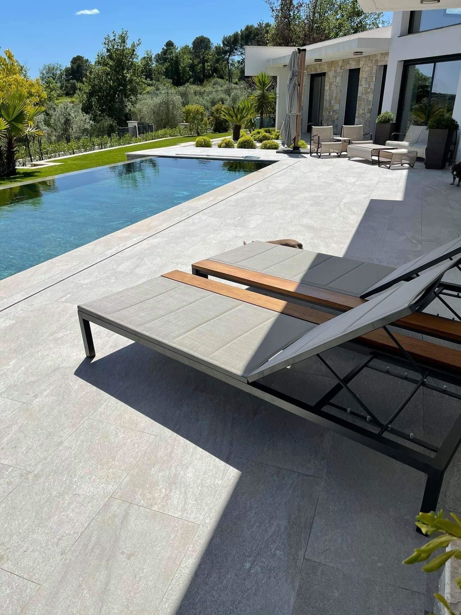 Bain de soleil en aluminium et teck réglable en 5 positions collection Alp à Genève