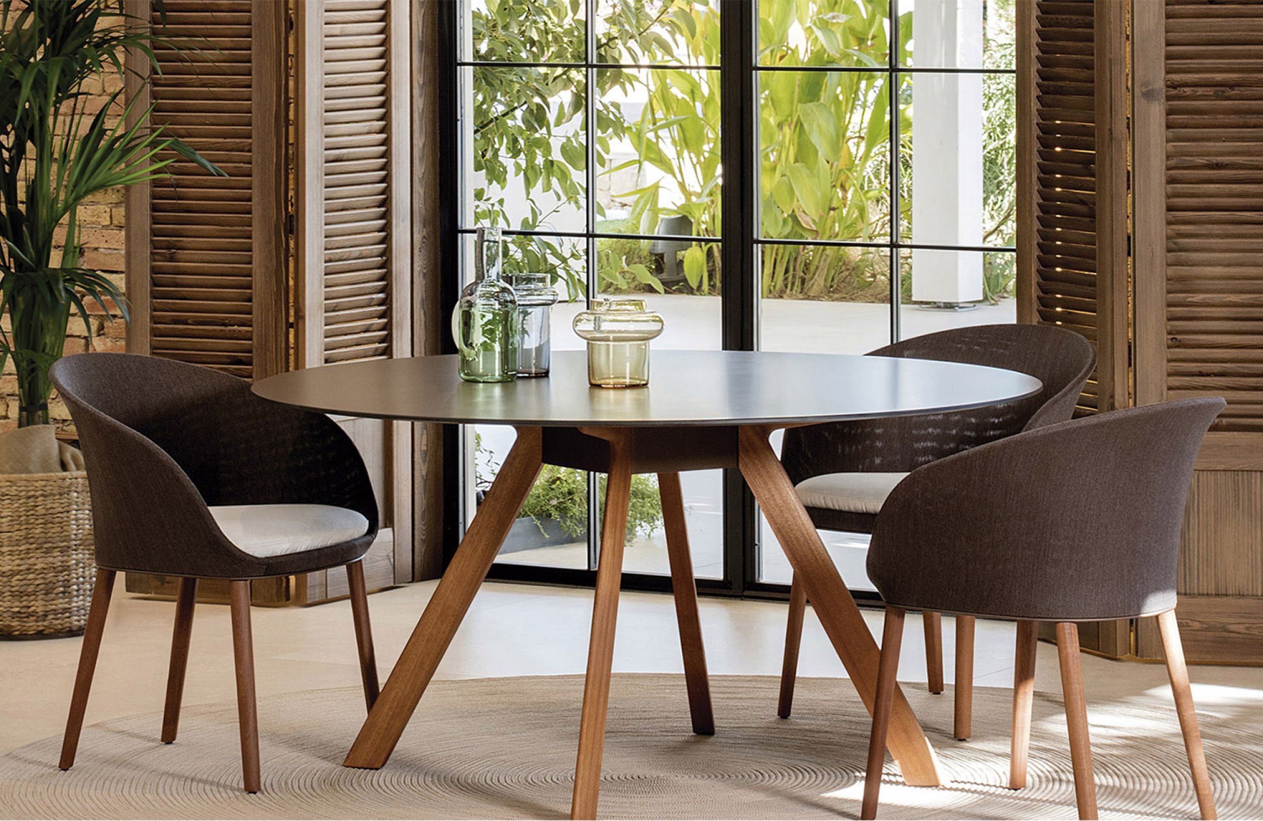 fauteuil de repas marron design de la collection Blum par Expormim à Monaco