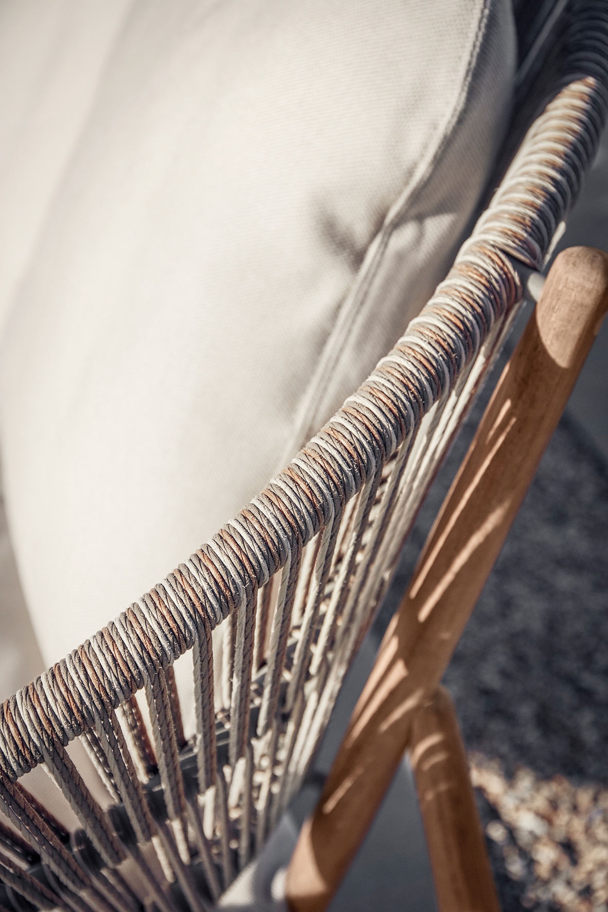 Salon de jardin complet en teck et fibre tressée, avec coussins d’extérieur, pour une atmosphère organique et apaisante, collection Bora par Gloster