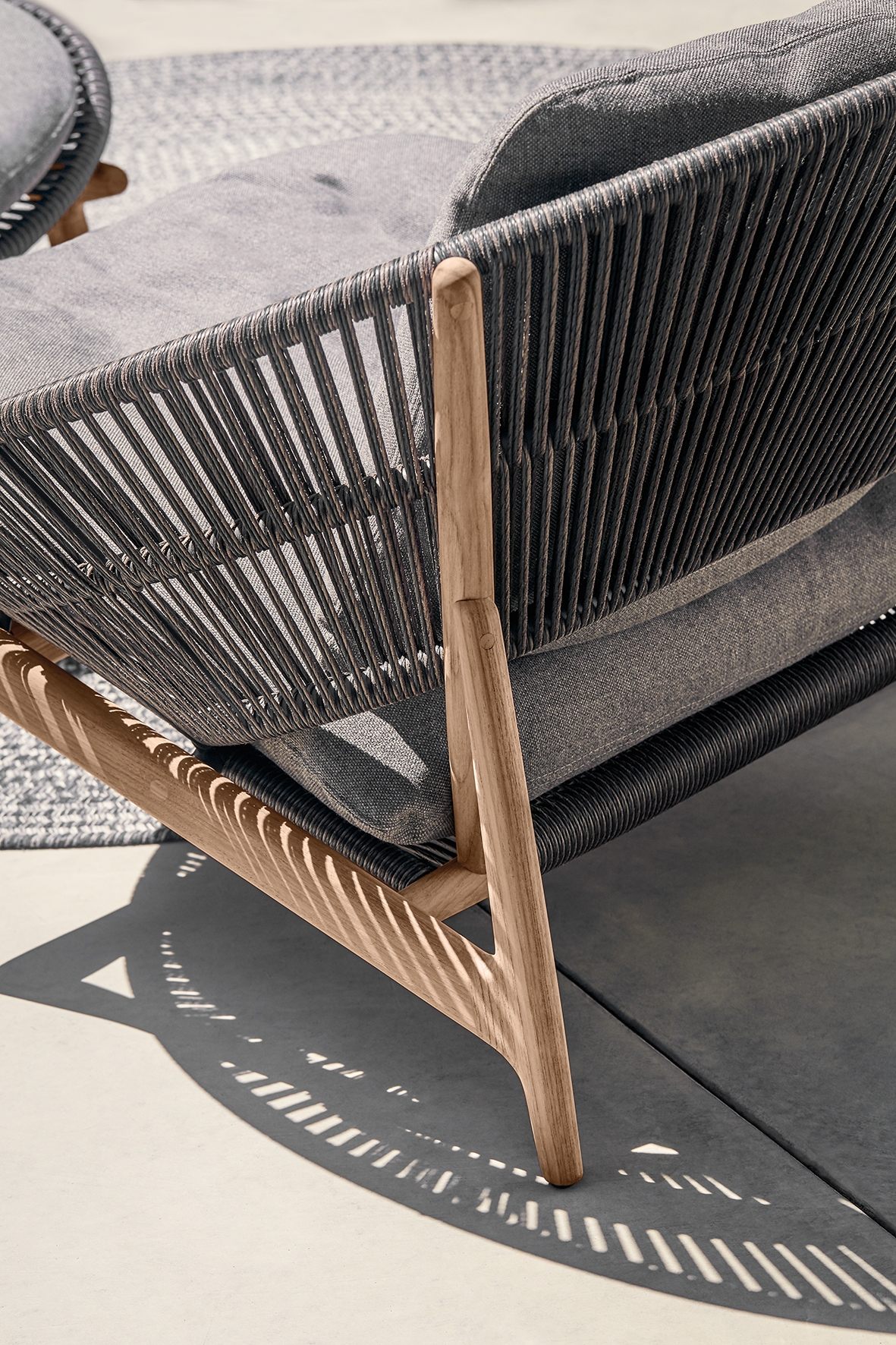 Salon de jardin complet en teck et fibre tressée, avec coussins d’extérieur, pour une atmosphère organique et apaisante, collection Bora par Gloster