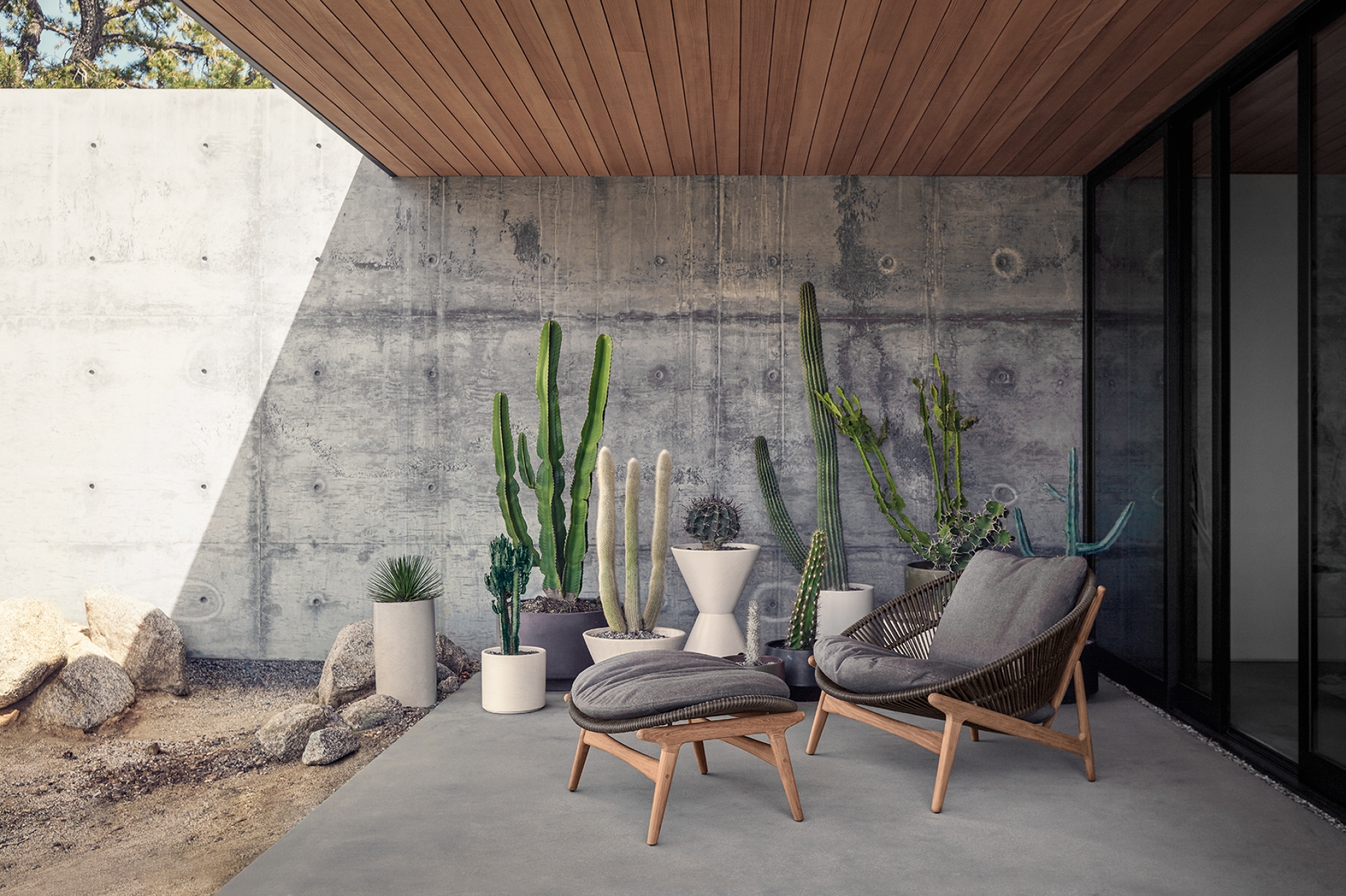 Salon de jardin complet en teck et fibre tressée, avec coussins d’extérieur, pour une atmosphère organique et apaisante, collection Bora par Gloster