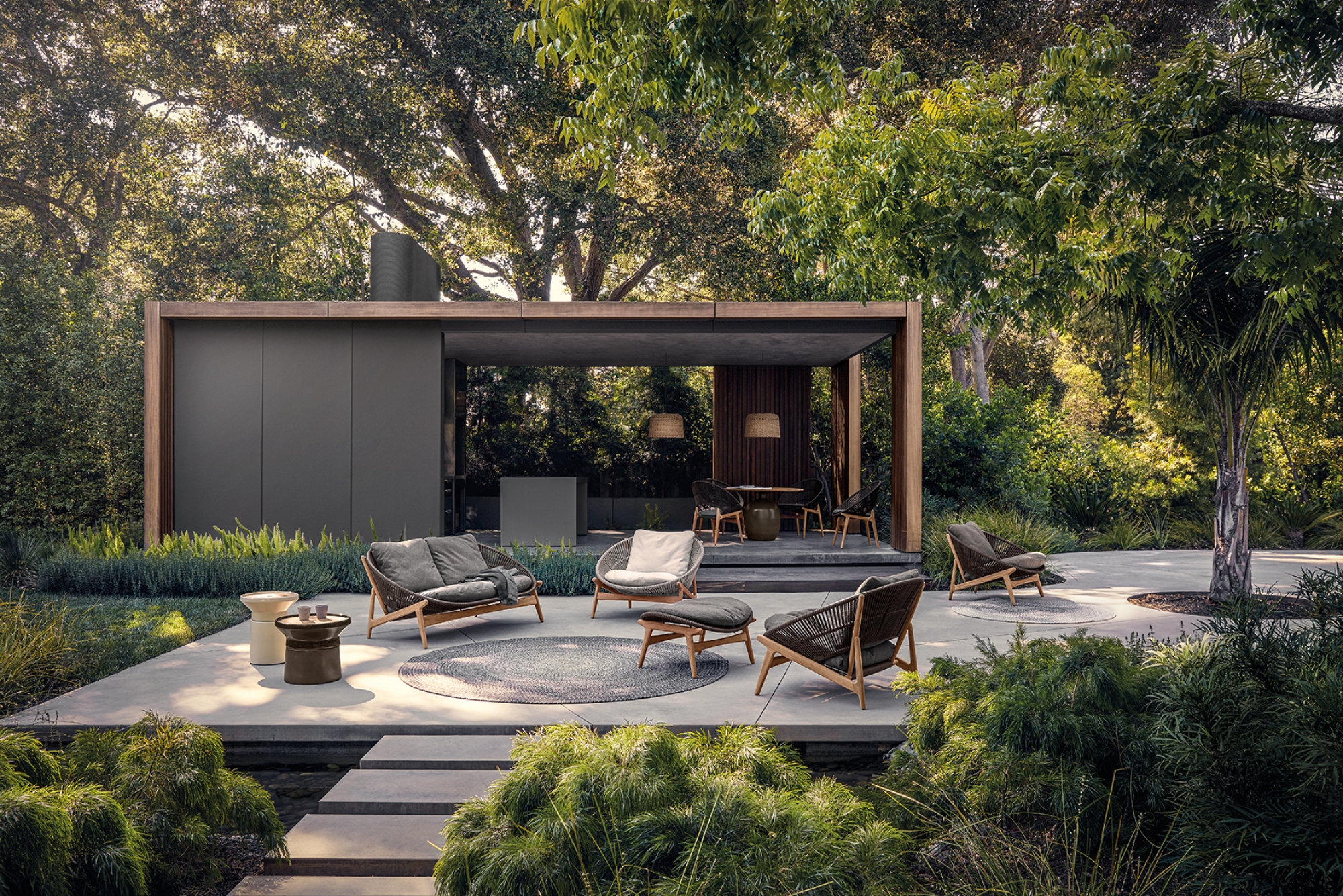 Salon de jardin complet en teck et fibre tressée, avec coussins d’extérieur, pour une atmosphère organique et apaisante, collection Bora par Gloster
