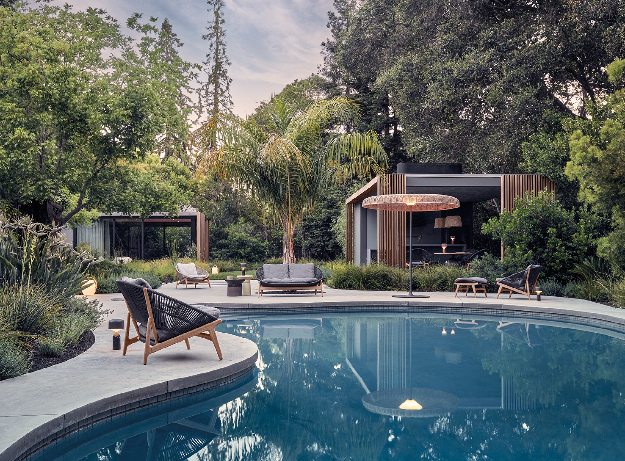 Salon de jardin complet en teck et fibre tressée, avec coussins d’extérieur, pour une atmosphère organique et apaisante, collection Bora par Gloster