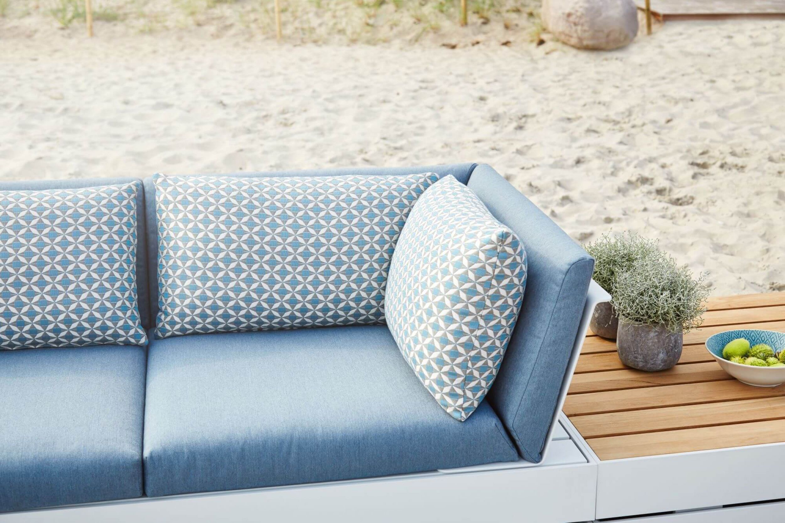 Canapé avec table basse de la collection Boxx par Solpuri à Antibes