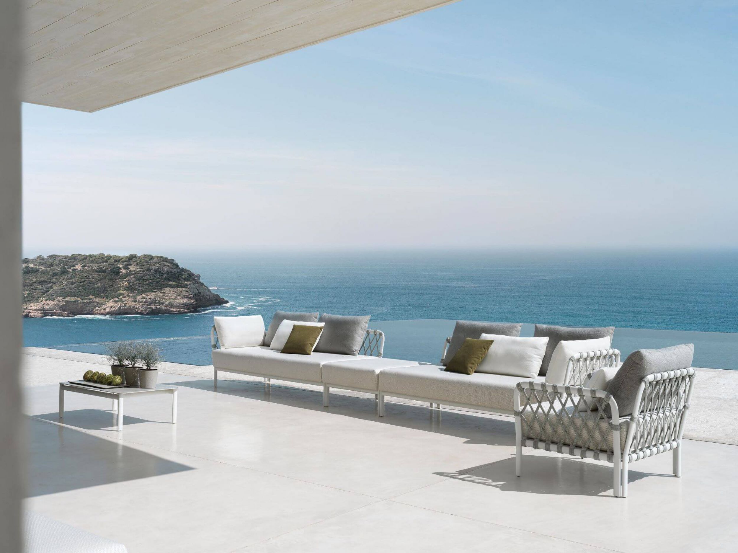 Salon de jardin design pour espace extérieur collection Caro par Solpuri à Monaco