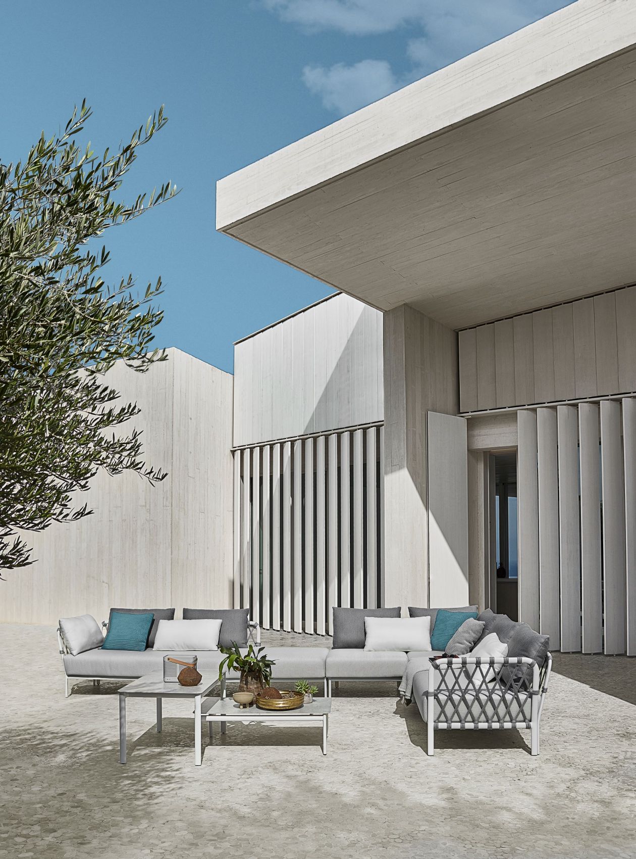 Salon de jardin avec revêtement torsadé de la collection Caro par Solpuri à Antibes