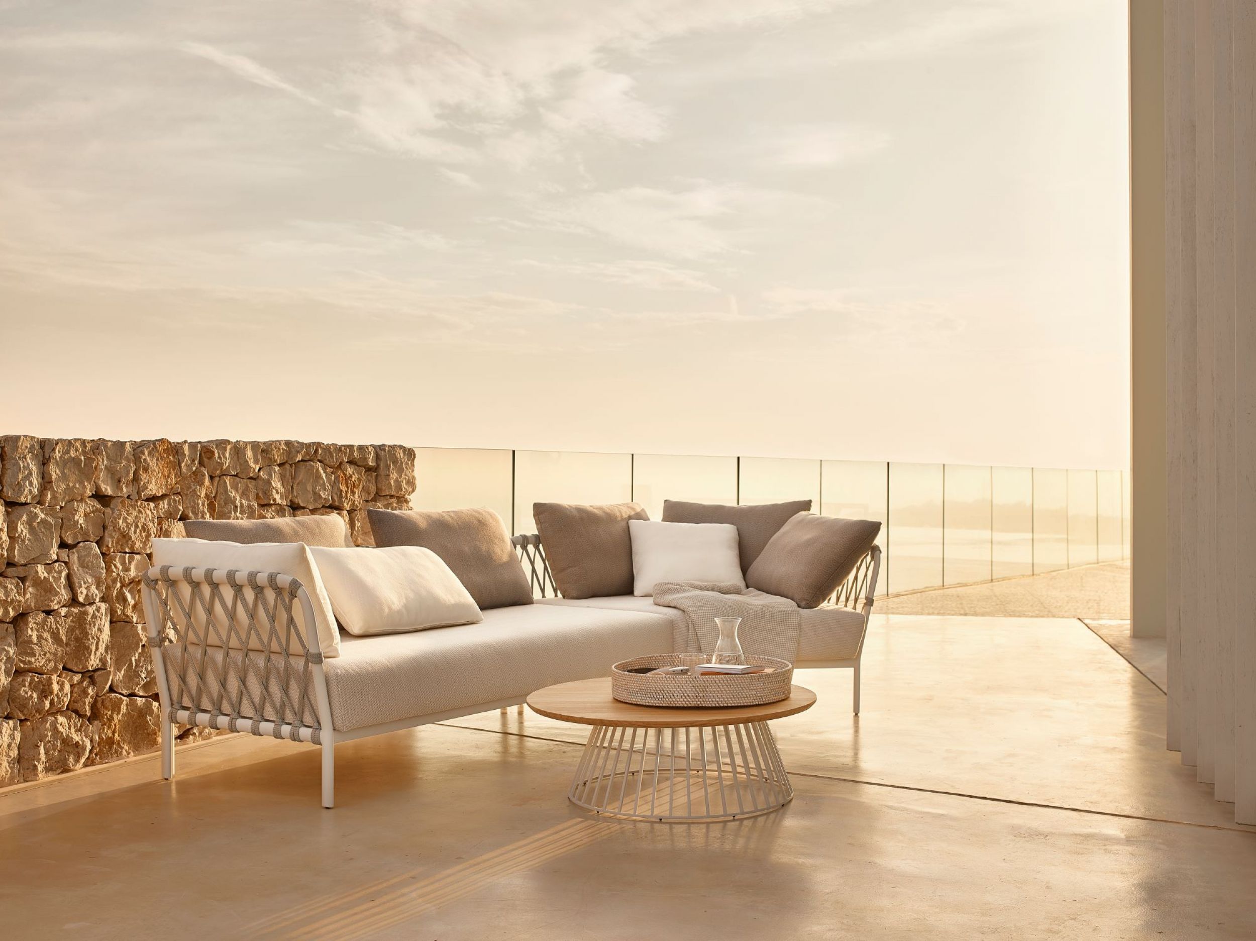 Salon de jardin blanc et gris design pour l'extérieur de la collection Caro par Solpuri à Cannes