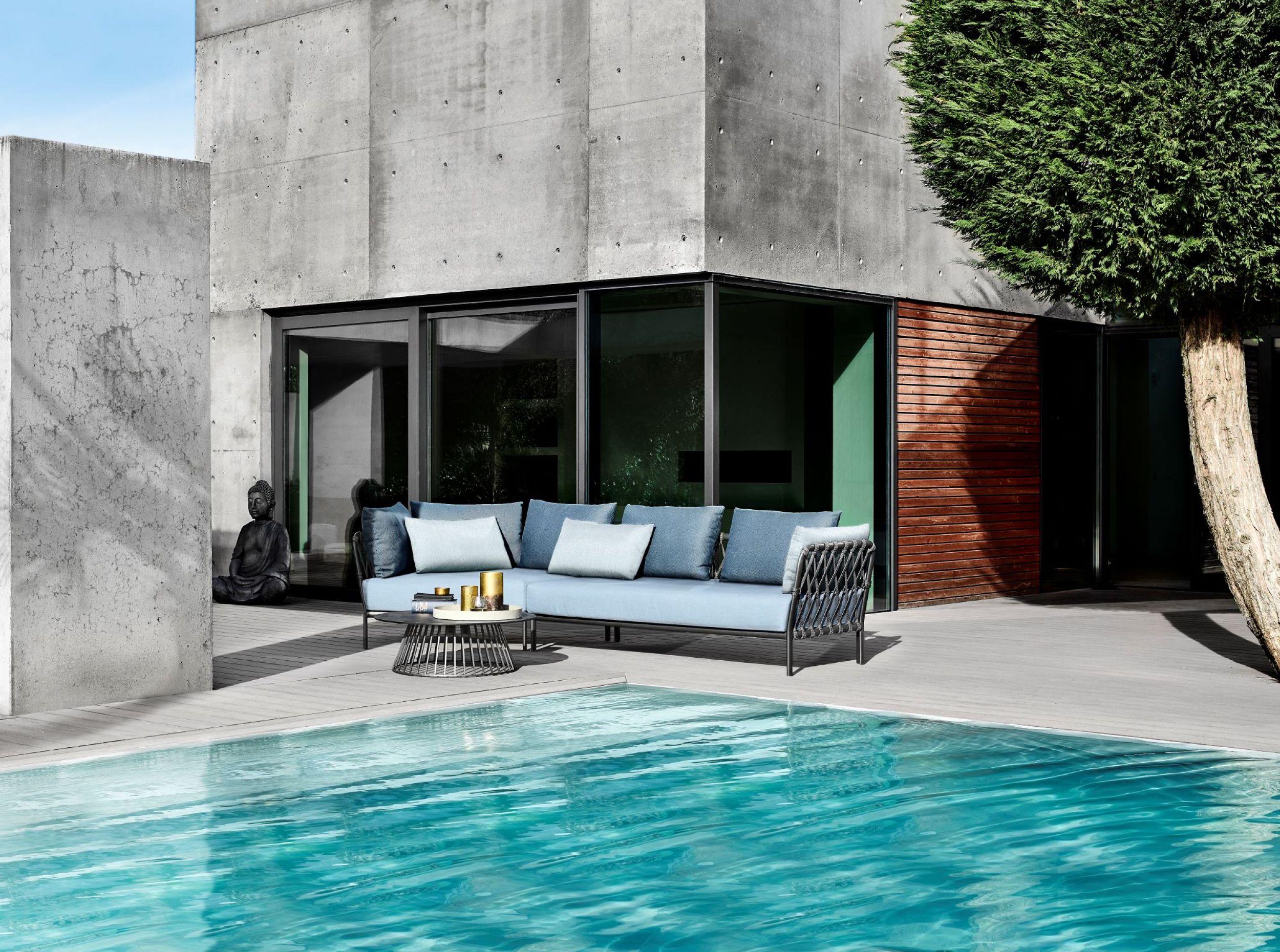 Salon de jardin avec dossier tressé au bord de piscine à Saint-Tropez