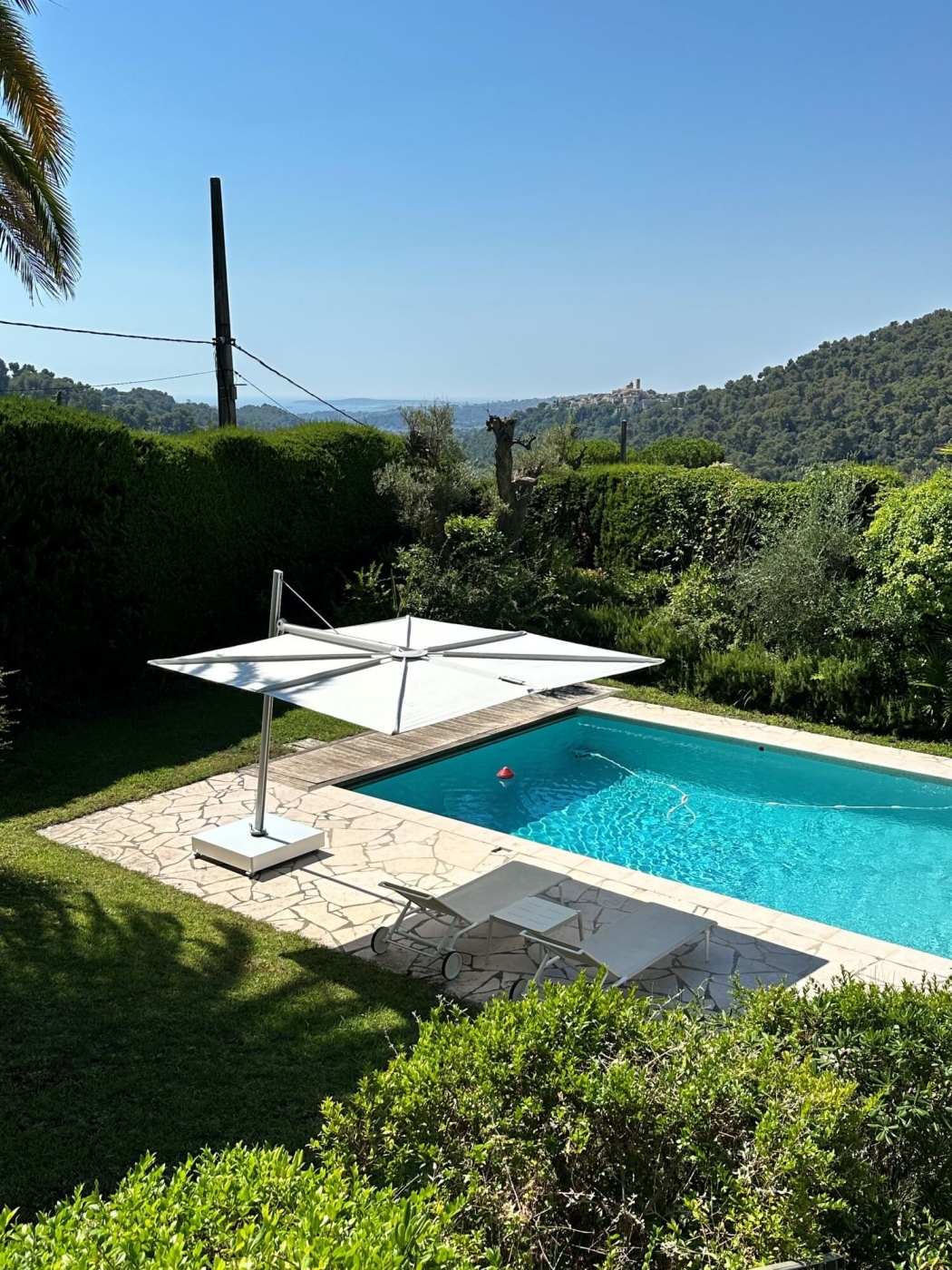 Parasols haut de gamme Umbrosa espace piscine sur la Côte d'Azur