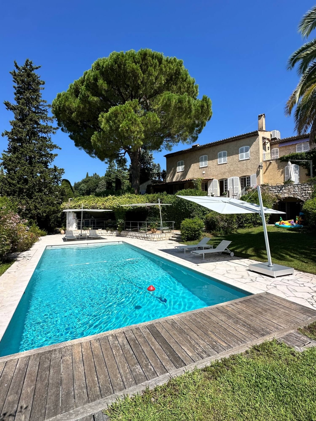 Parasols haut de gamme Umbrosa espace piscine sur la Côte d'Azur