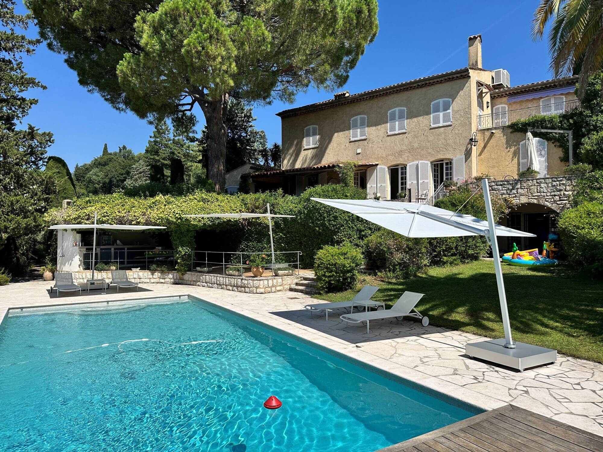 Parasols haut de gamme Umbrosa espace piscine sur la Côte d'Azur