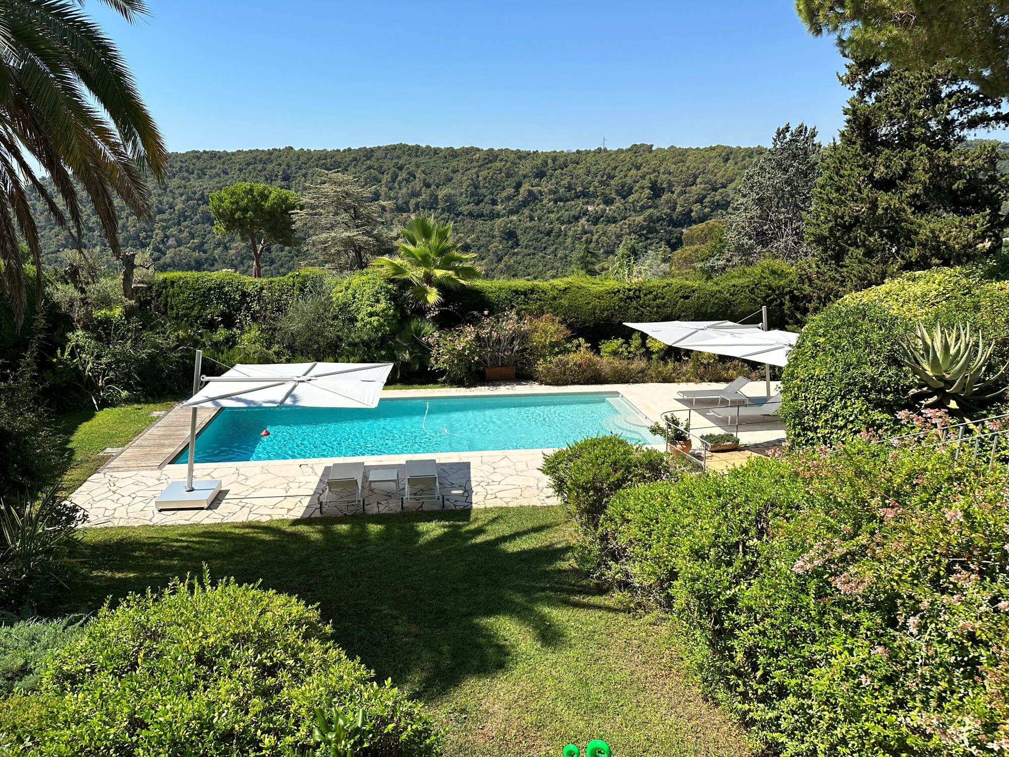 Parasols haut de gamme Umbrosa espace piscine sur la Côte d'Azur