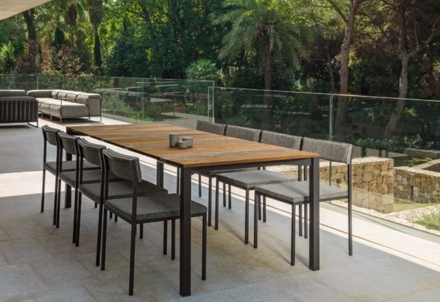 Grande table en bois Iroko et marbre de la collection Casilda par Talenti à Cannes
