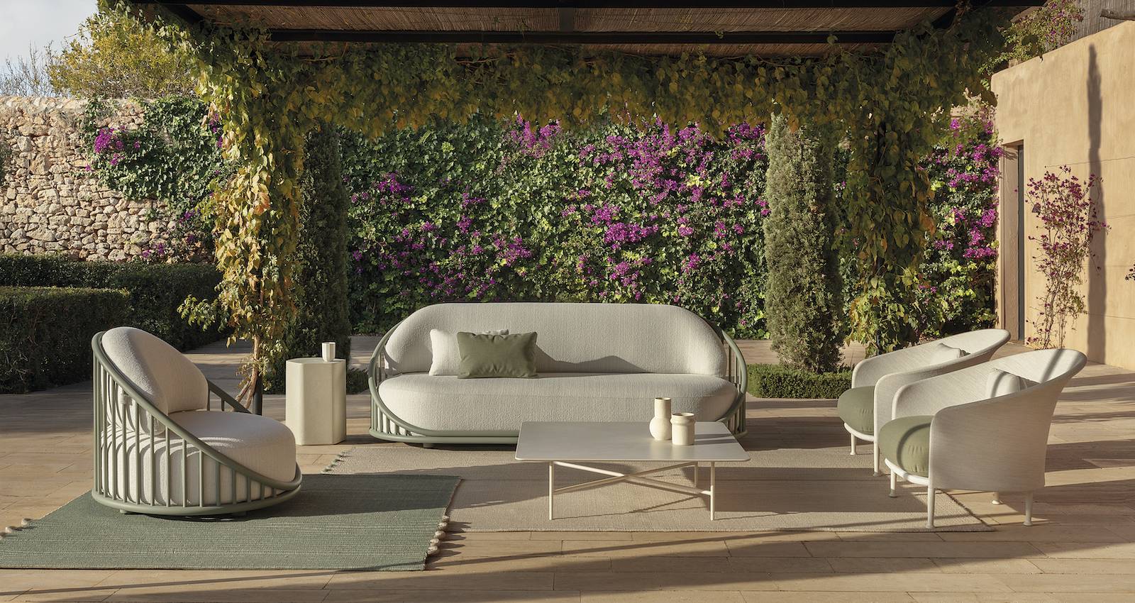 Salon de jardin en aluminium avec des coussins haut de gamme de la collection Cask par Expormim à Nice