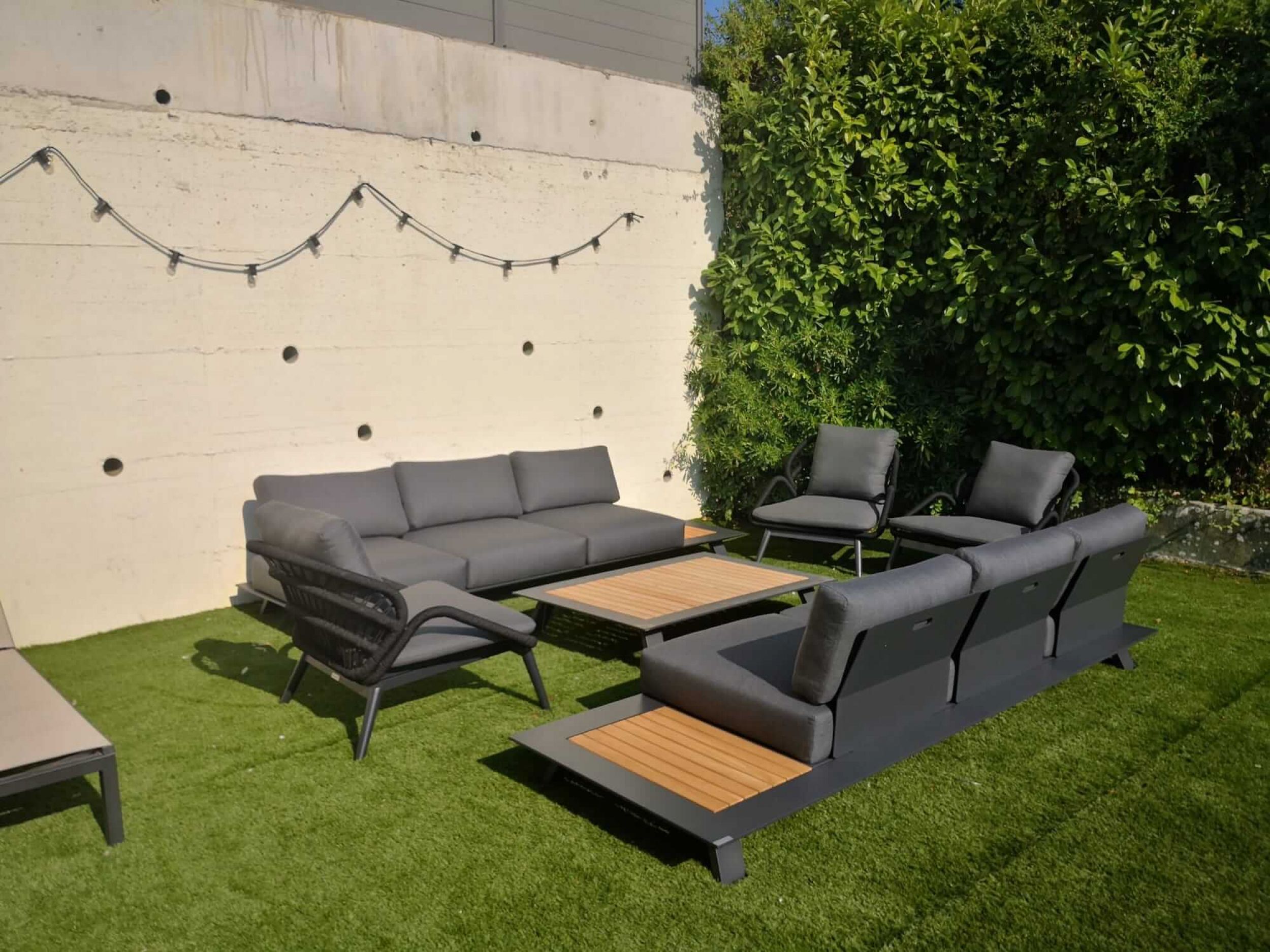 Salon de jardin confortable gris en anthracite en teck collection cesano