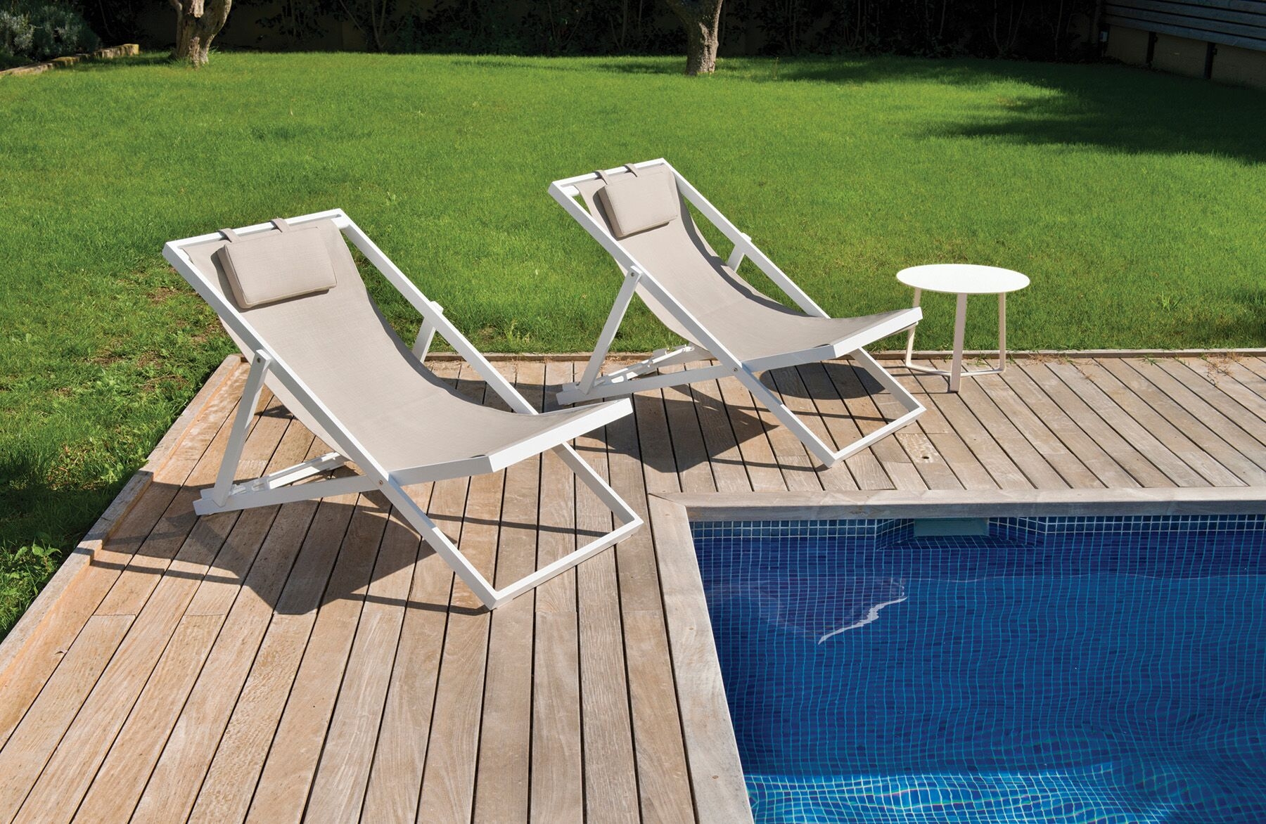 Chaises longues de la collection Xanthus beige à Cannes