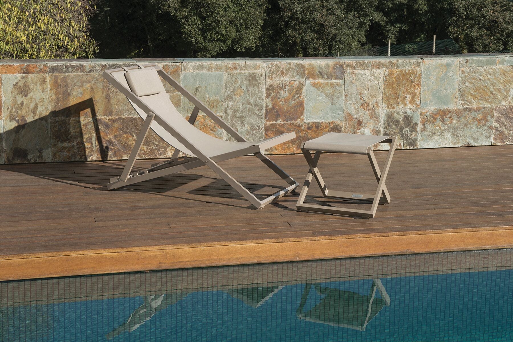 Chaise longue et repose pieds de la collection Xanthus beige à Cannes