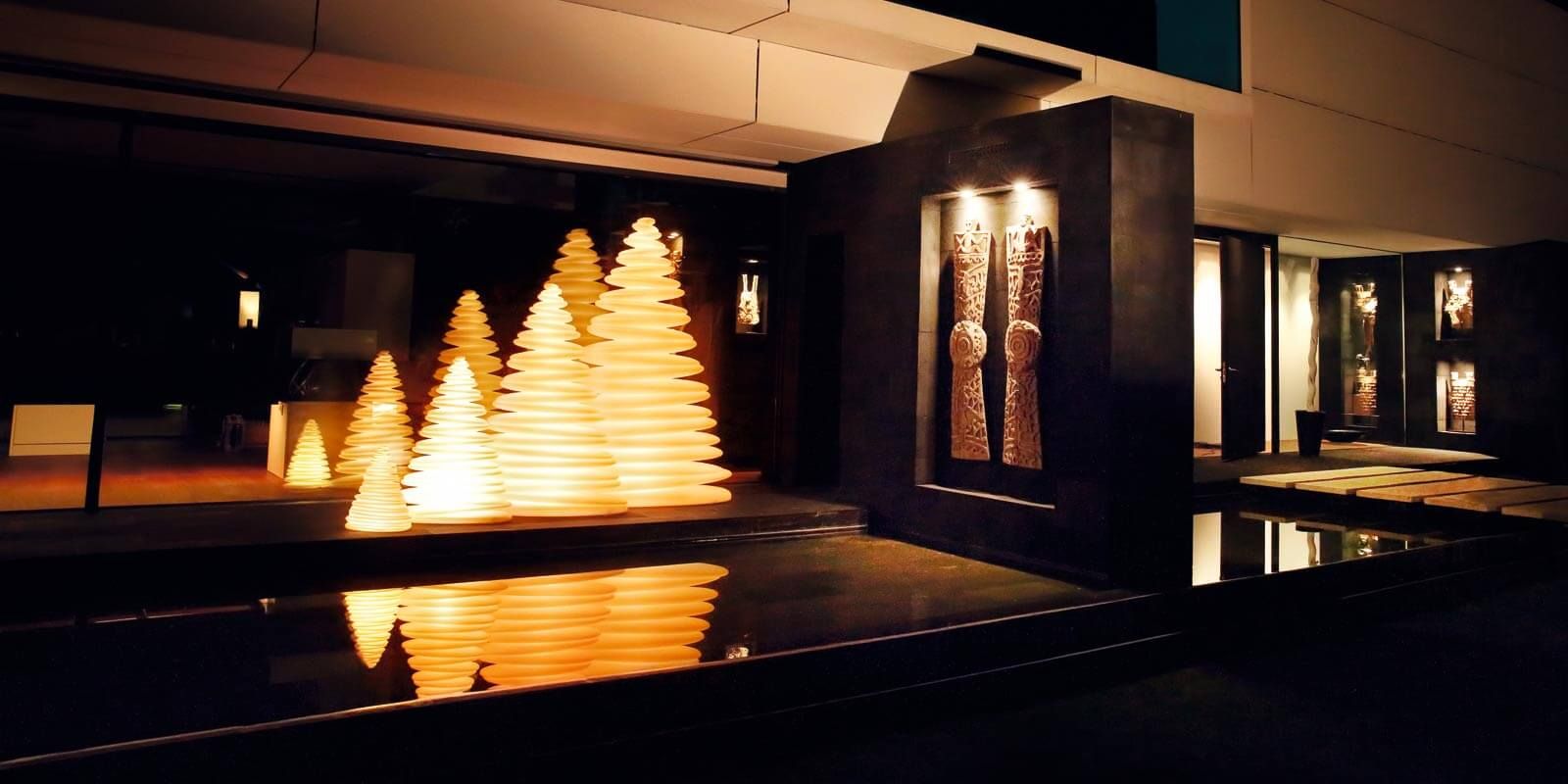 Sapin de noël Chrismy par VONDOM en polypropylène disponible en plusieurs tailles à Lyon