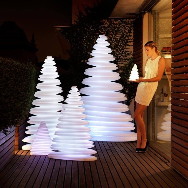 Sapin de noël Chrismy par VONDOM en polypropylène disponible en plusieurs tailles à Genève