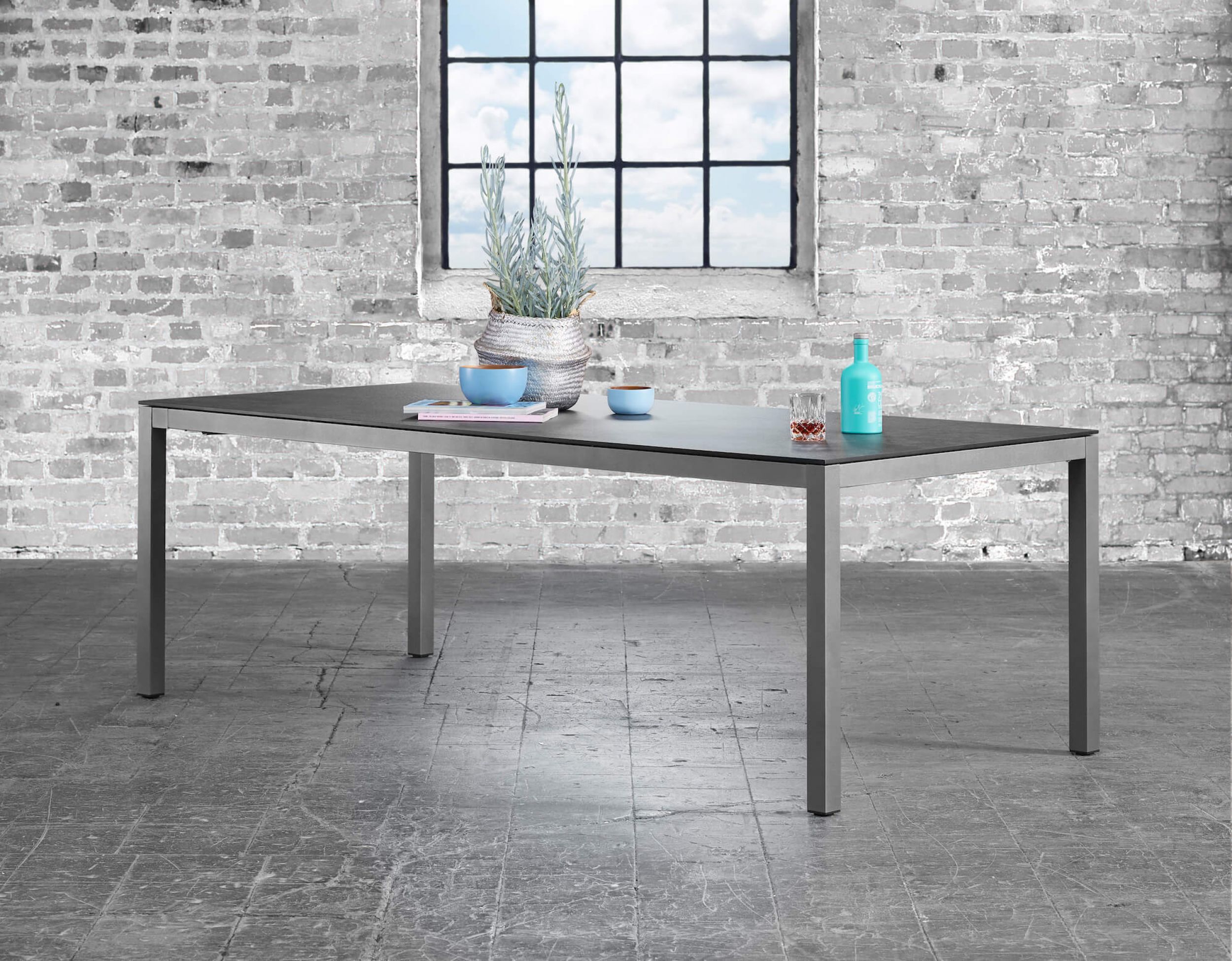 Zoom sur la table de repas extensible en aluminium thermo laqué de la collection Classic Alu par Solpuri