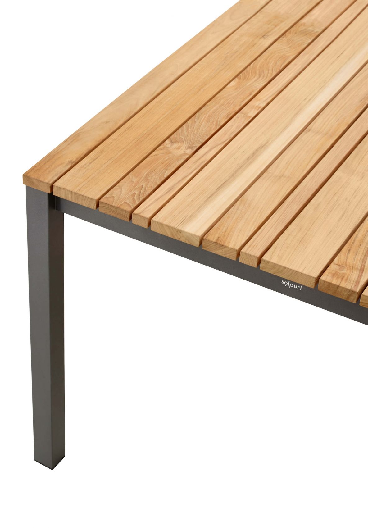 Zoom sur la table de repas extensible en aluminium thermo laqué de la collection Classic Alu par Solpuri