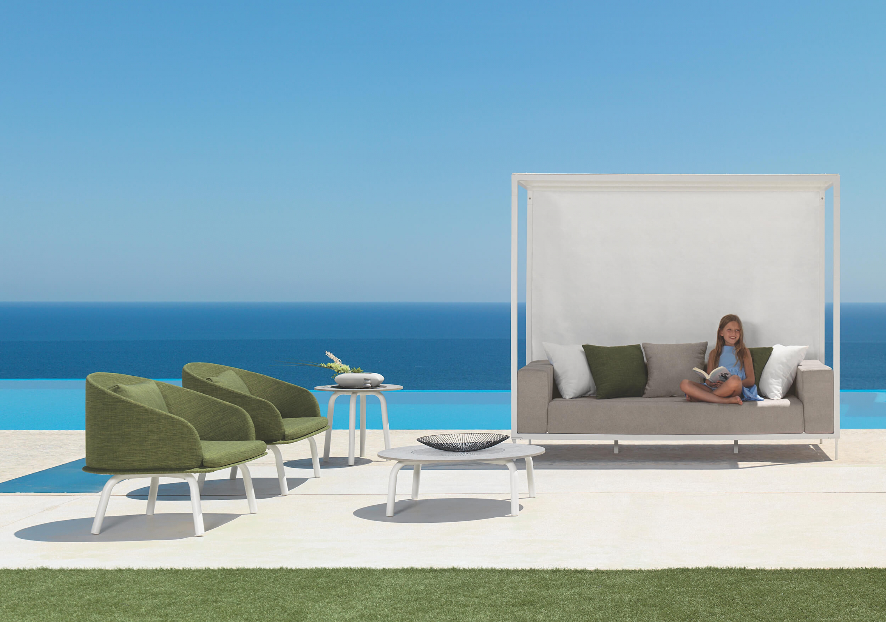 Fauteuil de jardin en tissus avec dossier rond par Talenti à Vallauris