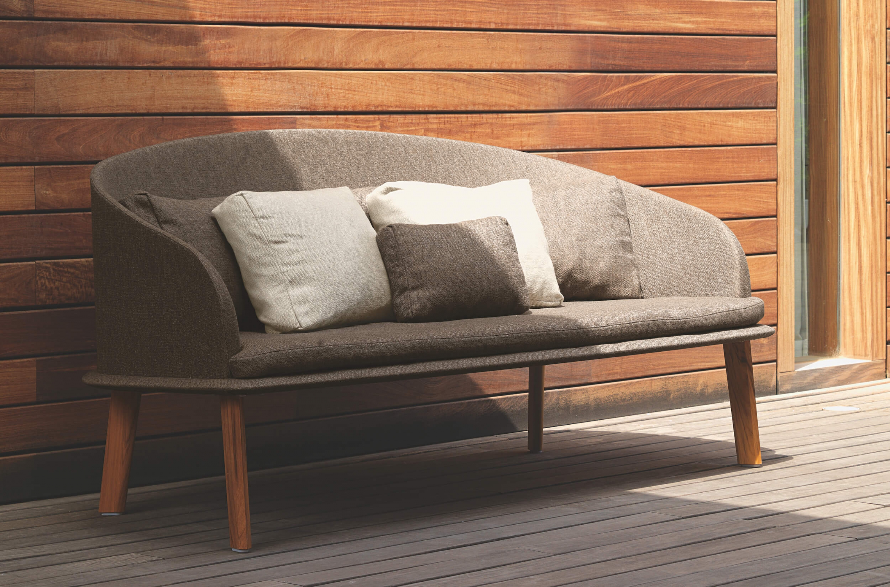 Canapé de jardin beige dossier rond par Talenti à Vence