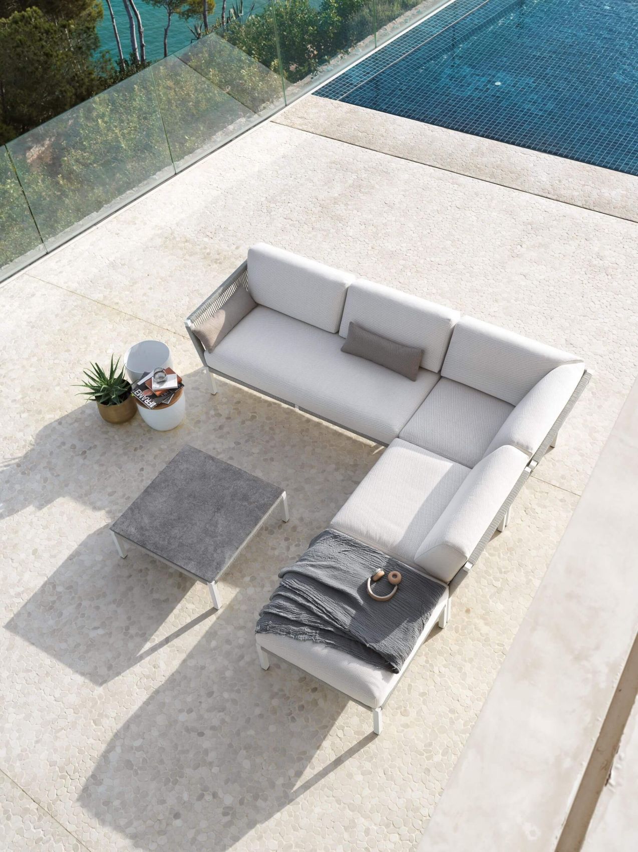 Salon de jardin en structure aluminium thermolaqué et peinture époxy de la collection Club par Solpuri