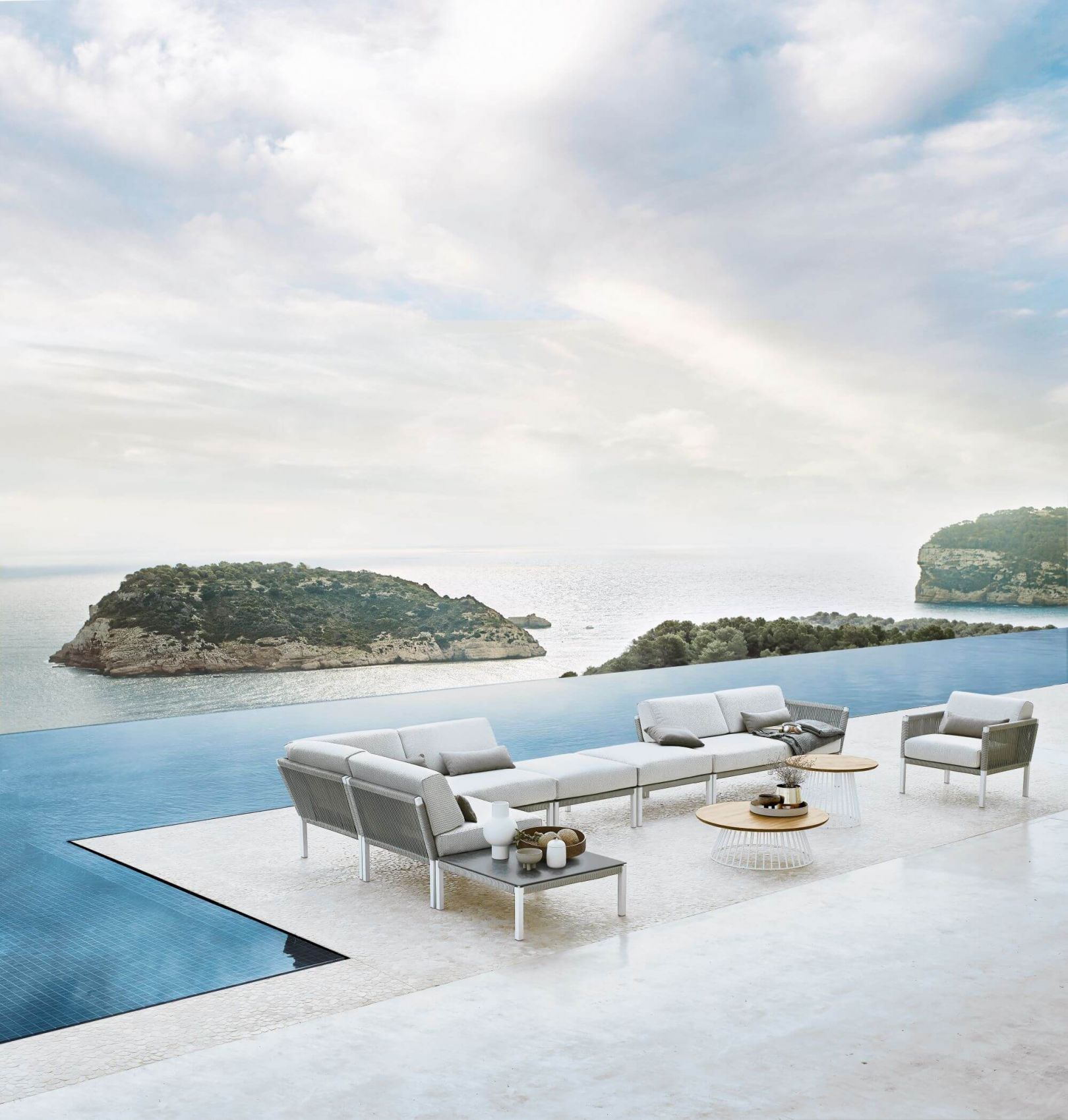 Salon de jardin blanc dans une villa avec coussin moelleux Club par Solpuri à Marseille