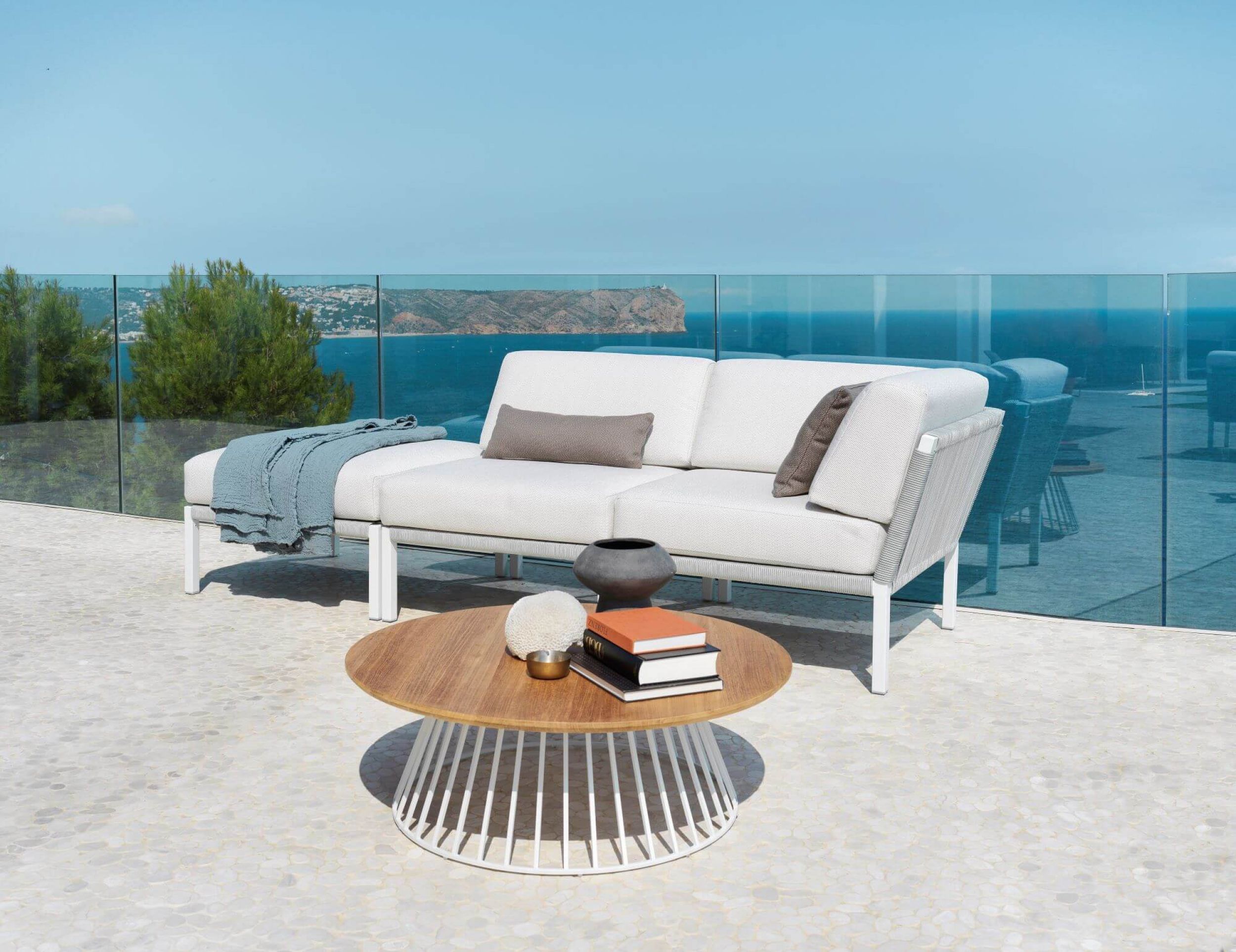 Salon de jardin avec coussin en tissu 100% acrylique de la collection Club par Solpuri à Cassis