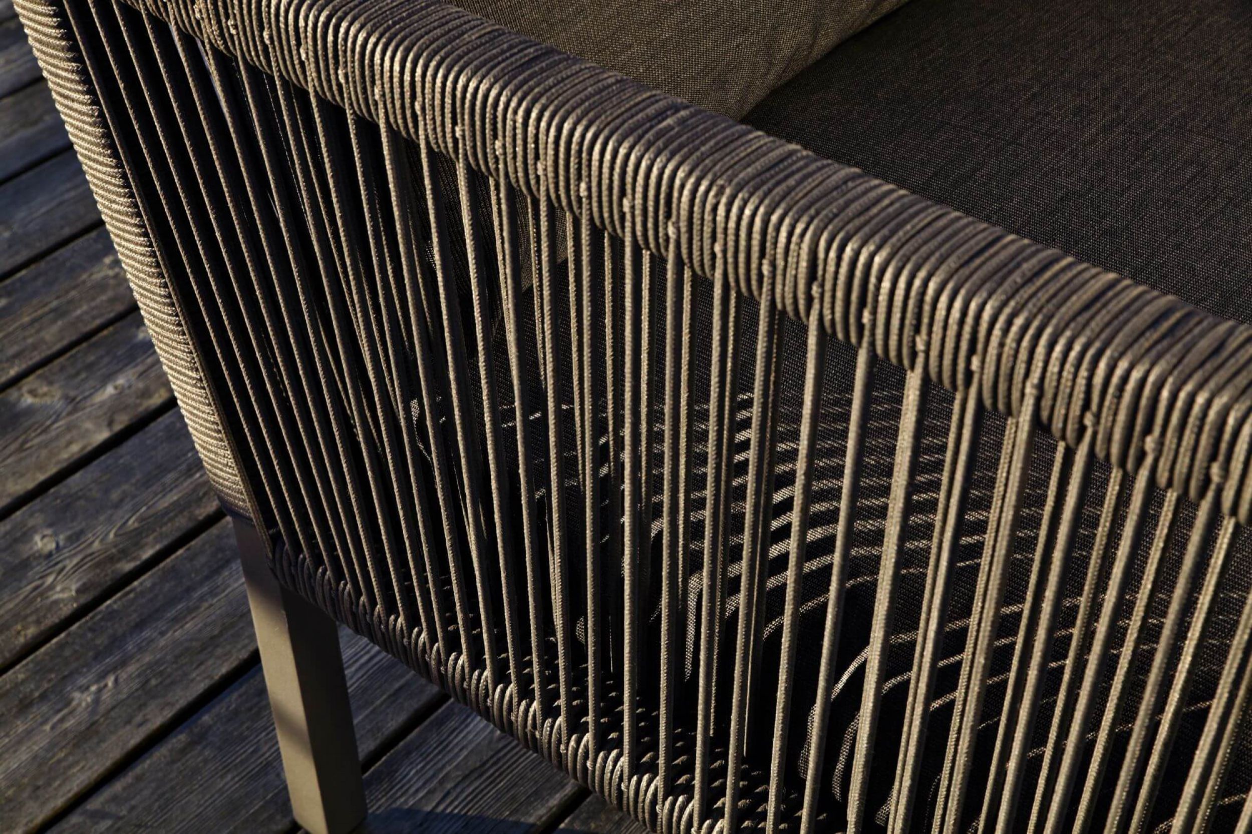 Dossier et accoudoir avec revêtement en cordes du salon de jardin Club par Solpuri à Rennes