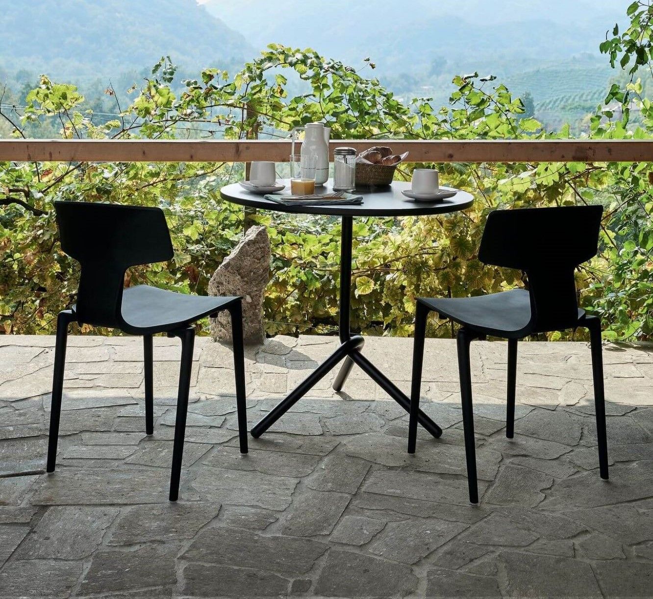 Chaise de repas contemporaine robuste collection Split par Colos à Lyon