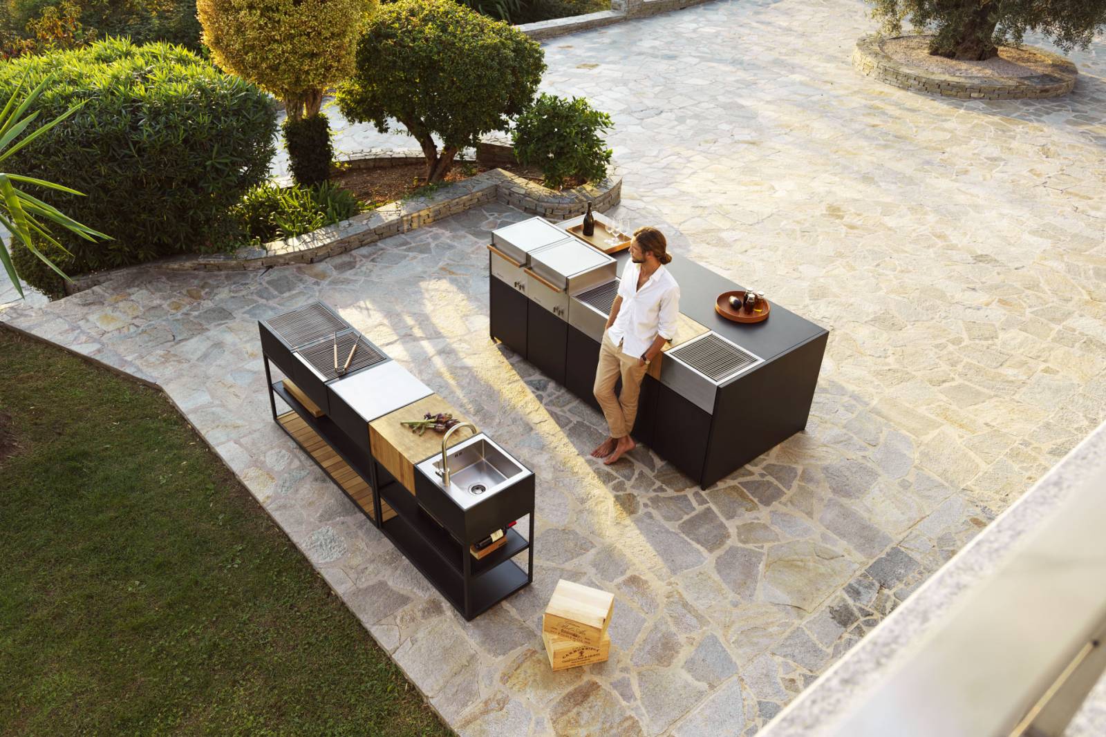 Cuisine modulable, en acier inoxydable et teck, collection Kitchen island par ROSHULTS à Cannes