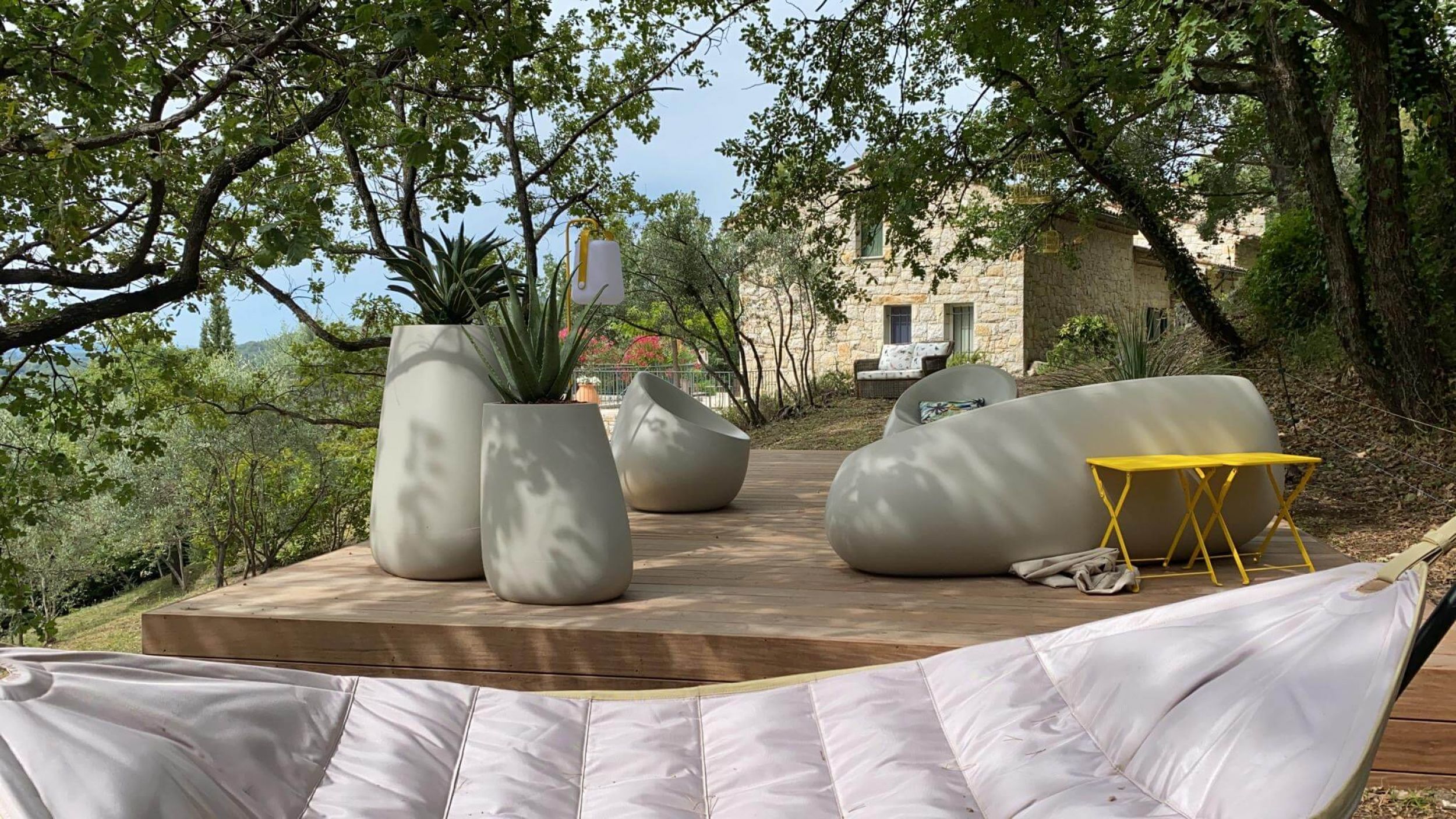 Salon de jardin en polypropylène par Vondom collection Stone à Seillans