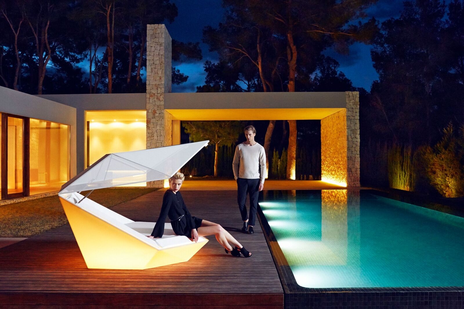 Daybed et parasol blanc lumineux par Vondom