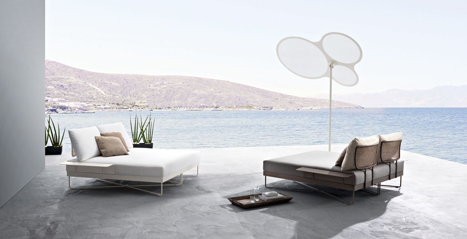 Daybed avec structure blanc pur et tare de la collection Coral Reef par Roberti à nice
