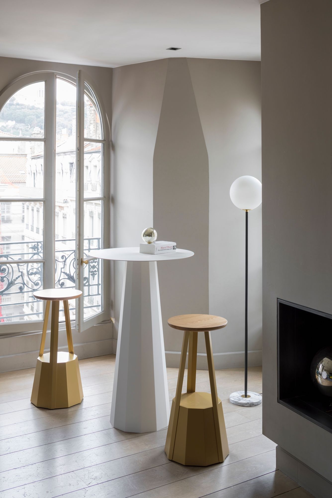 Table haute et tabourets Ankara par Matière Grise à Nice