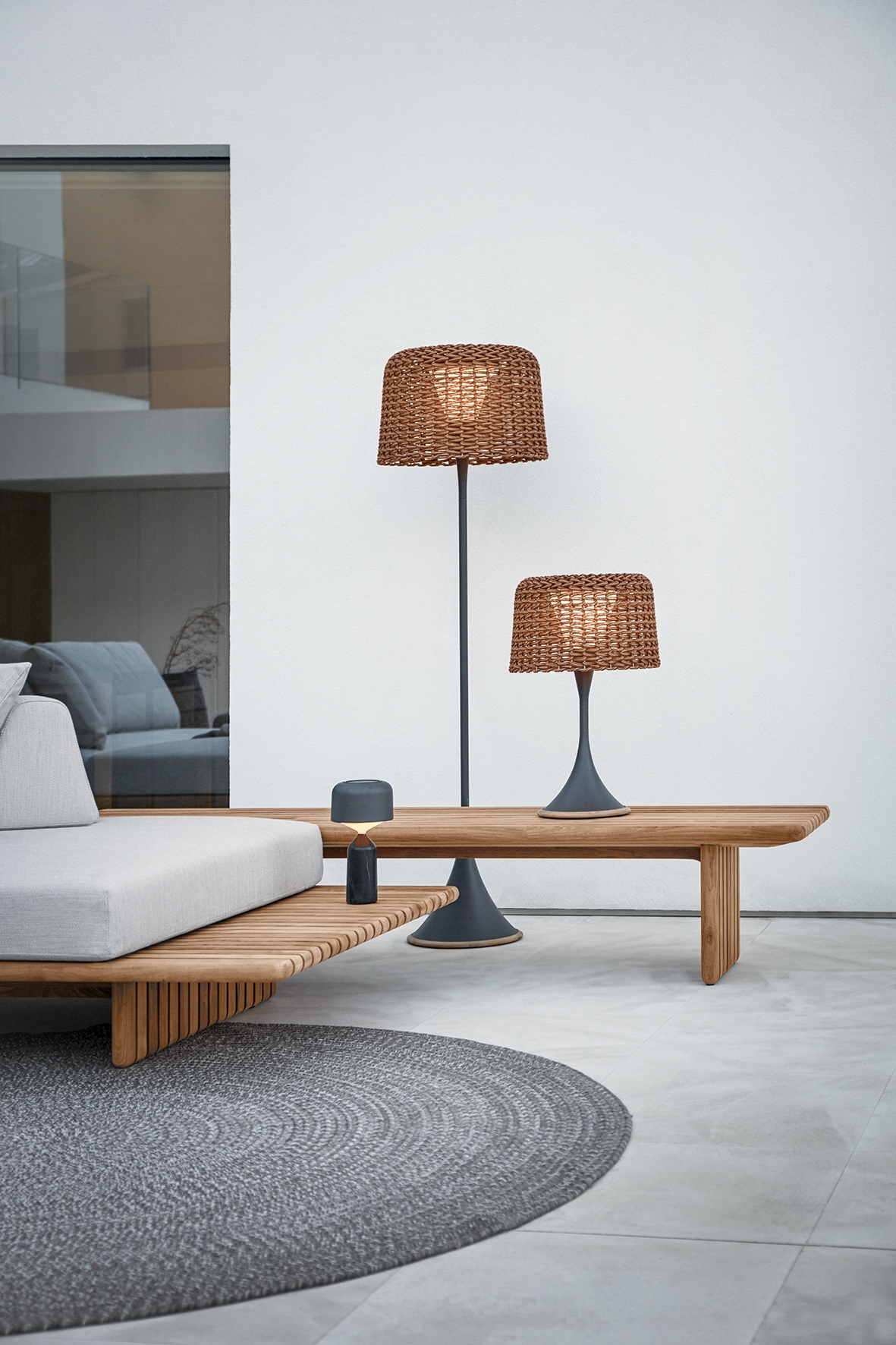 Salon de jardin minimaliste et modulaire en teck naturel et coussins moelleux, collection Deck par Gloster