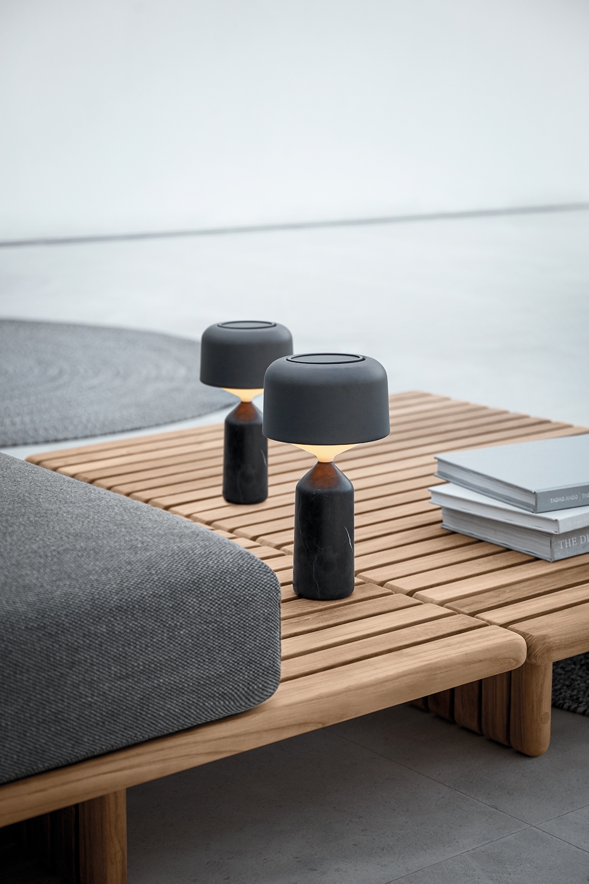 Salon de jardin minimaliste et modulaire en teck naturel et coussins moelleux, collection Deck par Gloster