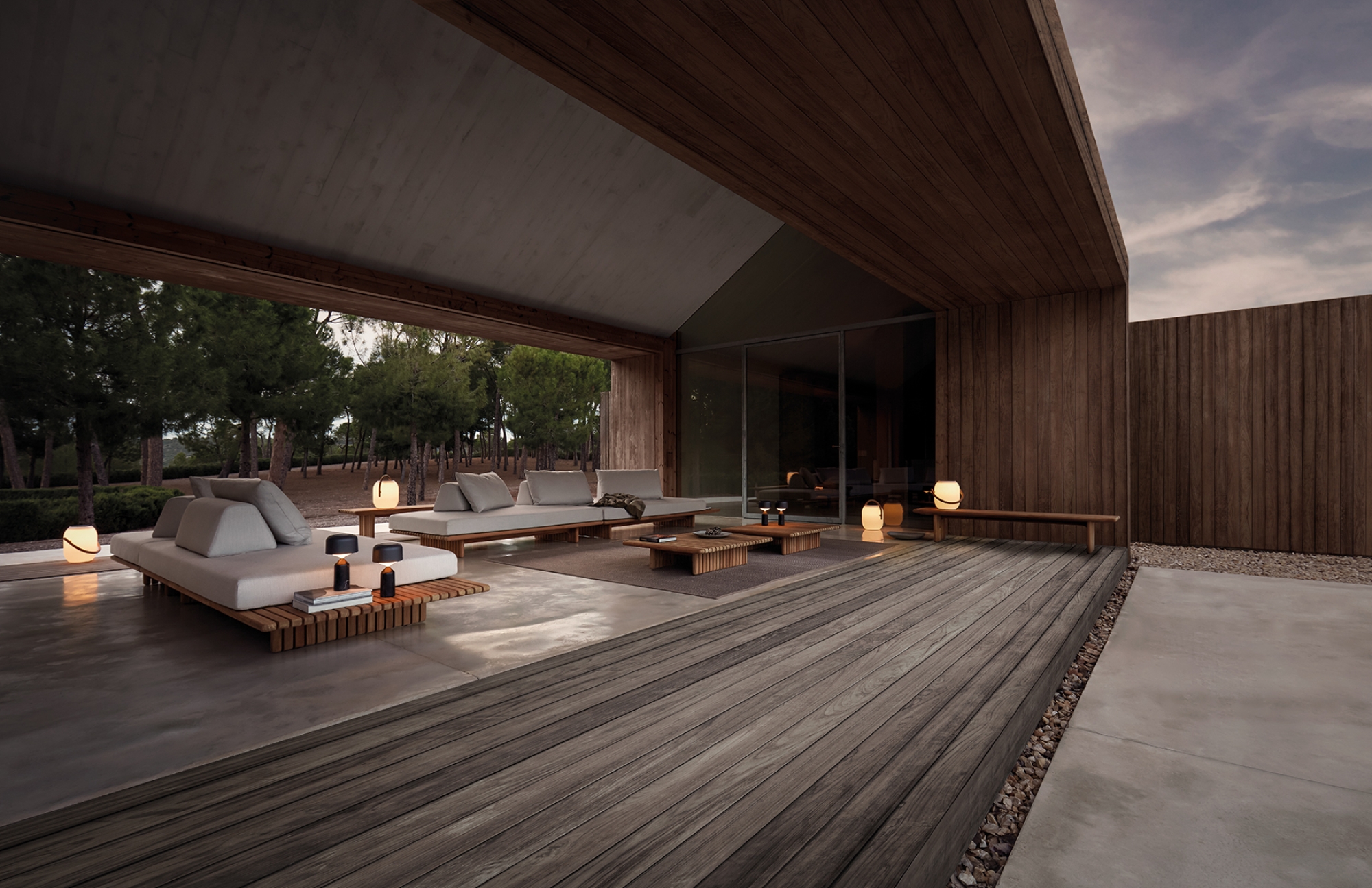 Salon de jardin minimaliste et modulaire en teck naturel et coussins moelleux, collection Deck par Gloster