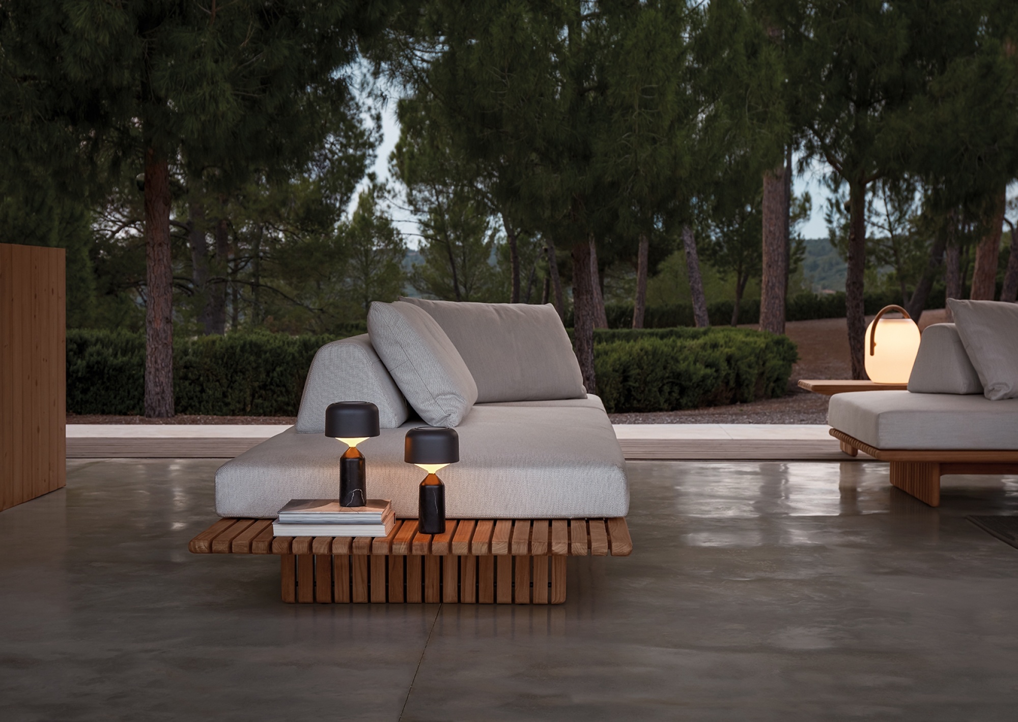 Salon de jardin minimaliste et modulaire en teck naturel et coussins moelleux, collection Deck par Gloster